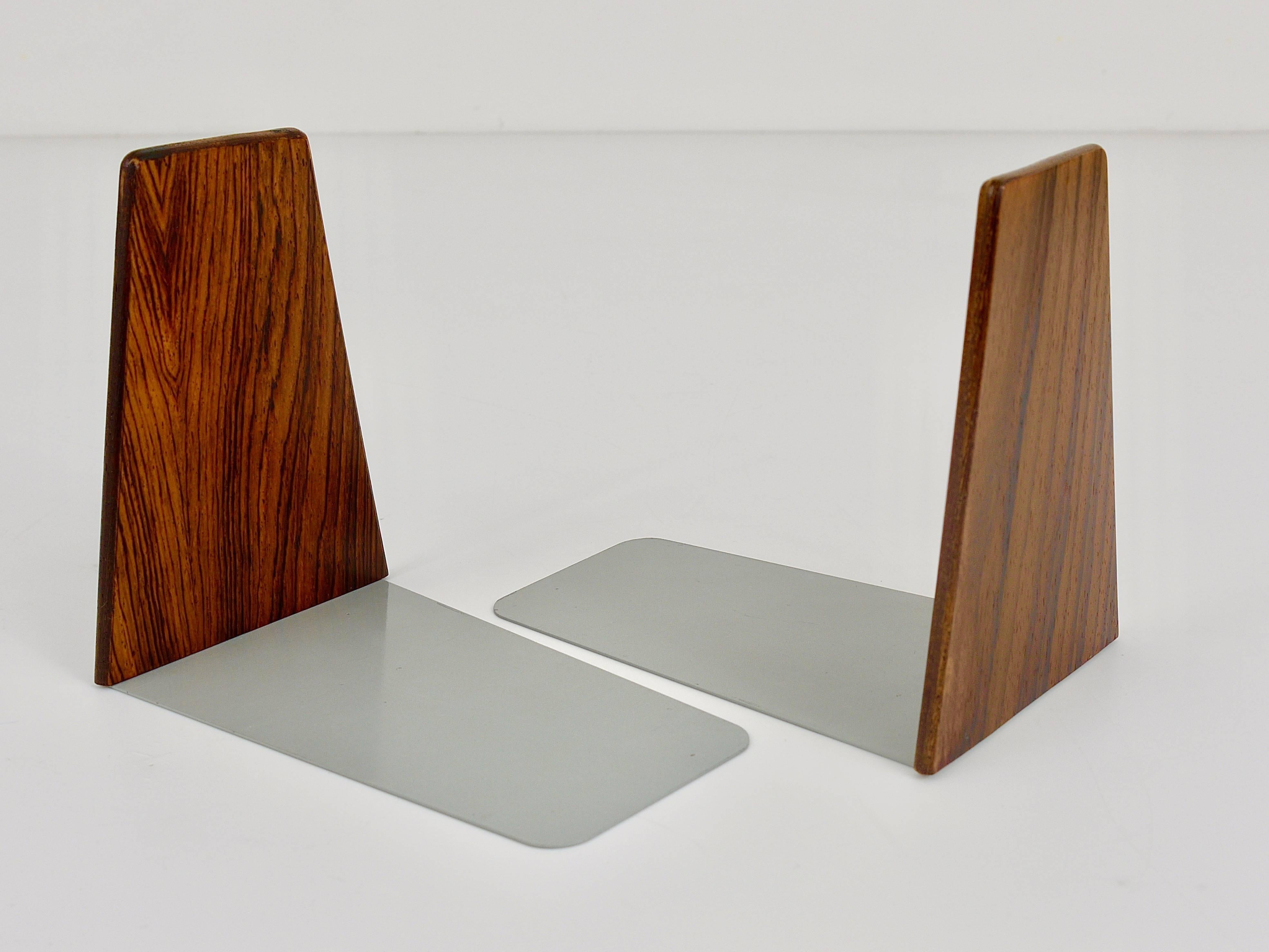 Ein Paar moderne dänische Buchstützen aus Metall und Holz von Kai Kristiansen, Dänemark, 1960er Jahre (Moderne der Mitte des Jahrhunderts) im Angebot