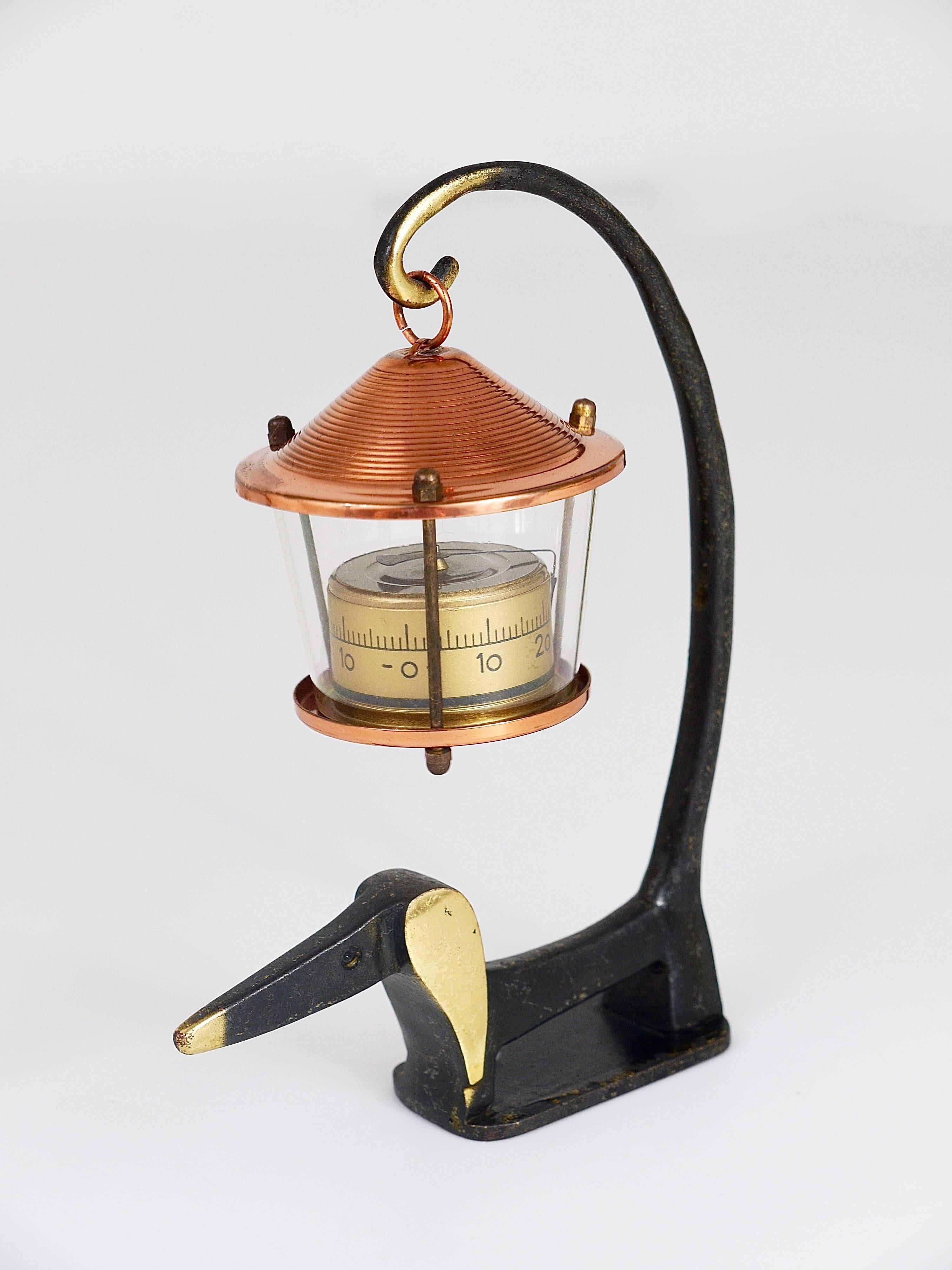 20ième siècle Walter Bosse Figurine en laiton en forme de chien de Wiener avec thermomètre à lanterne, années 1950 en vente
