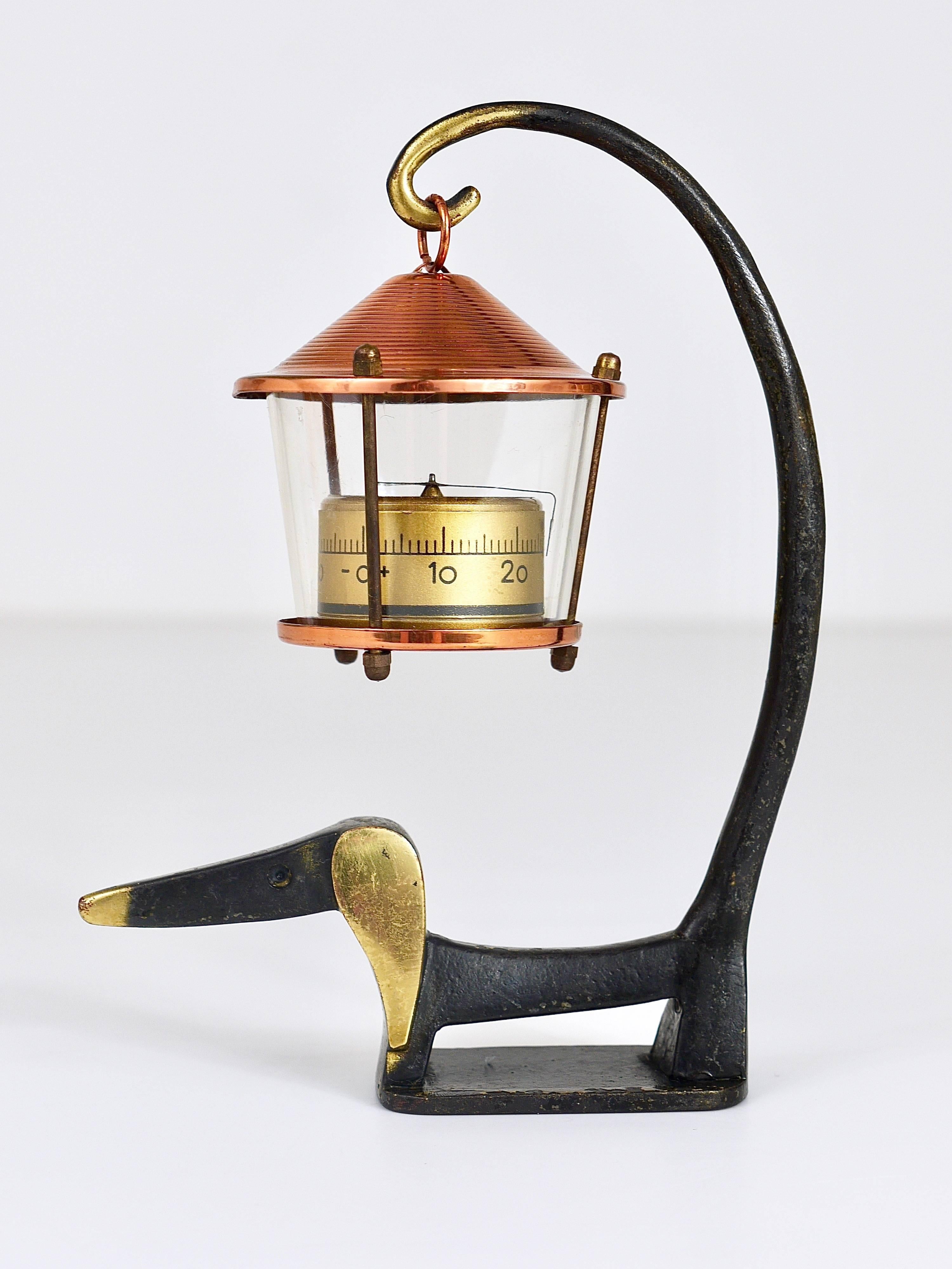 Mid-Century Modern Walter Bosse Figurine en laiton en forme de chien de Wiener avec thermomètre à lanterne, années 1950 en vente