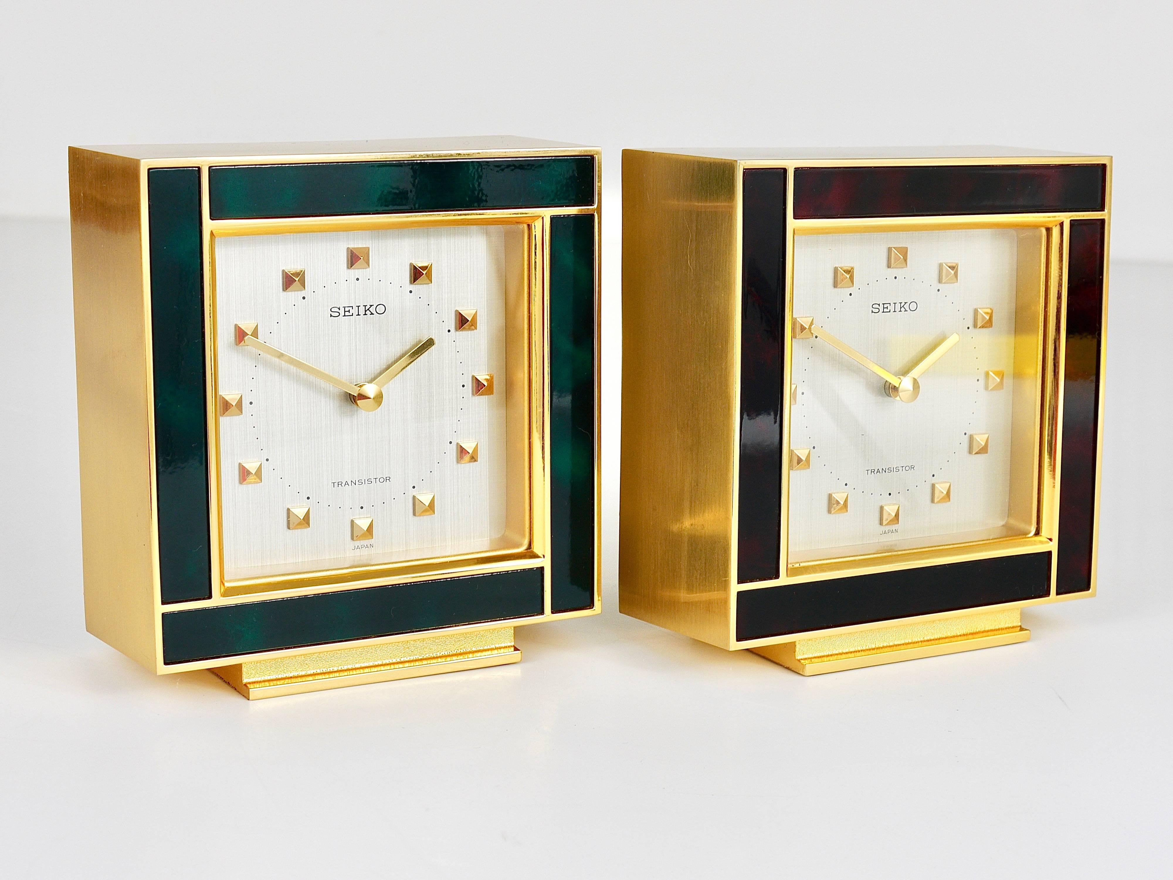 A decorative Hollywood Regency desk- or table clock from the 1970s. It has a gold-finished housing with a green Chinese lacquer frame on its front. Executed by Seiko, Japan. In excellent condition. We offer an identical clock but with a brown frame