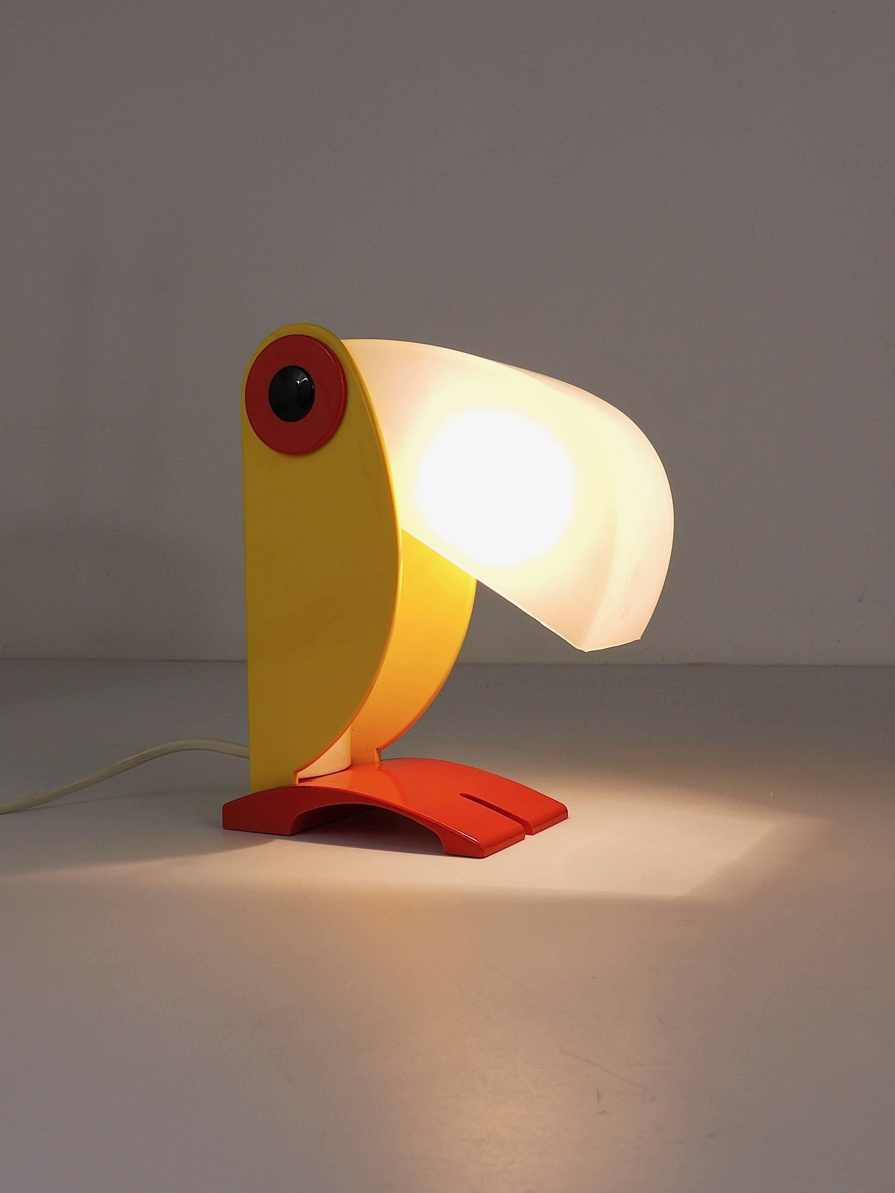 A charming table lamp displaying a toucan or parrot bird from the 1970s. Made of orange, yellow and white plastic. Designed by Steven Sclaroff, executed by OTF, Verona or Italy. Has an adjustable lampshade. In very good condition.

A charming
