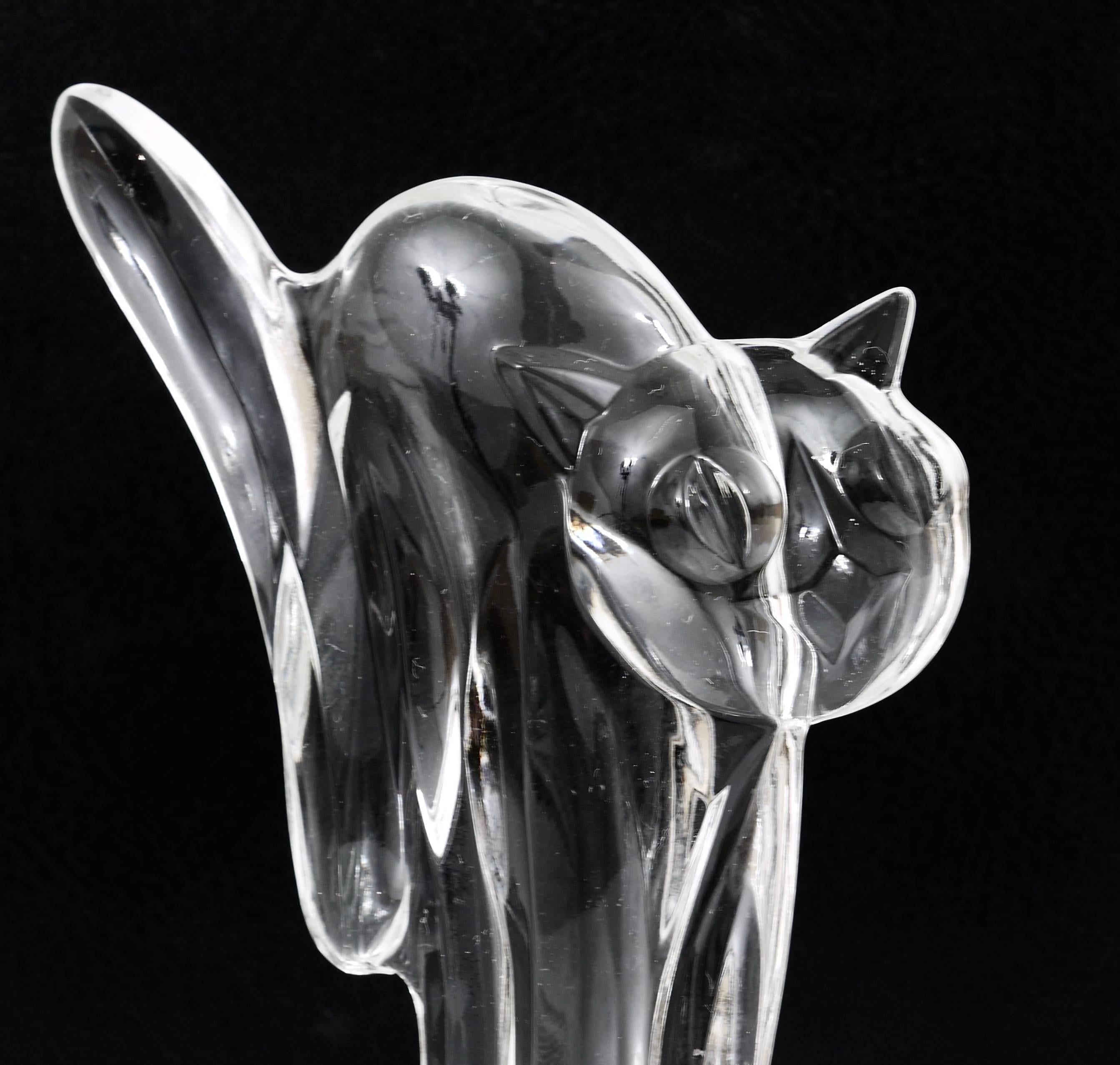 A beautiful and decorative Art Deco cat figurine from the 1930s. Made of clear crystal glass, executed by Ludwig Moser in Czechoslovakia. Excellent condition.