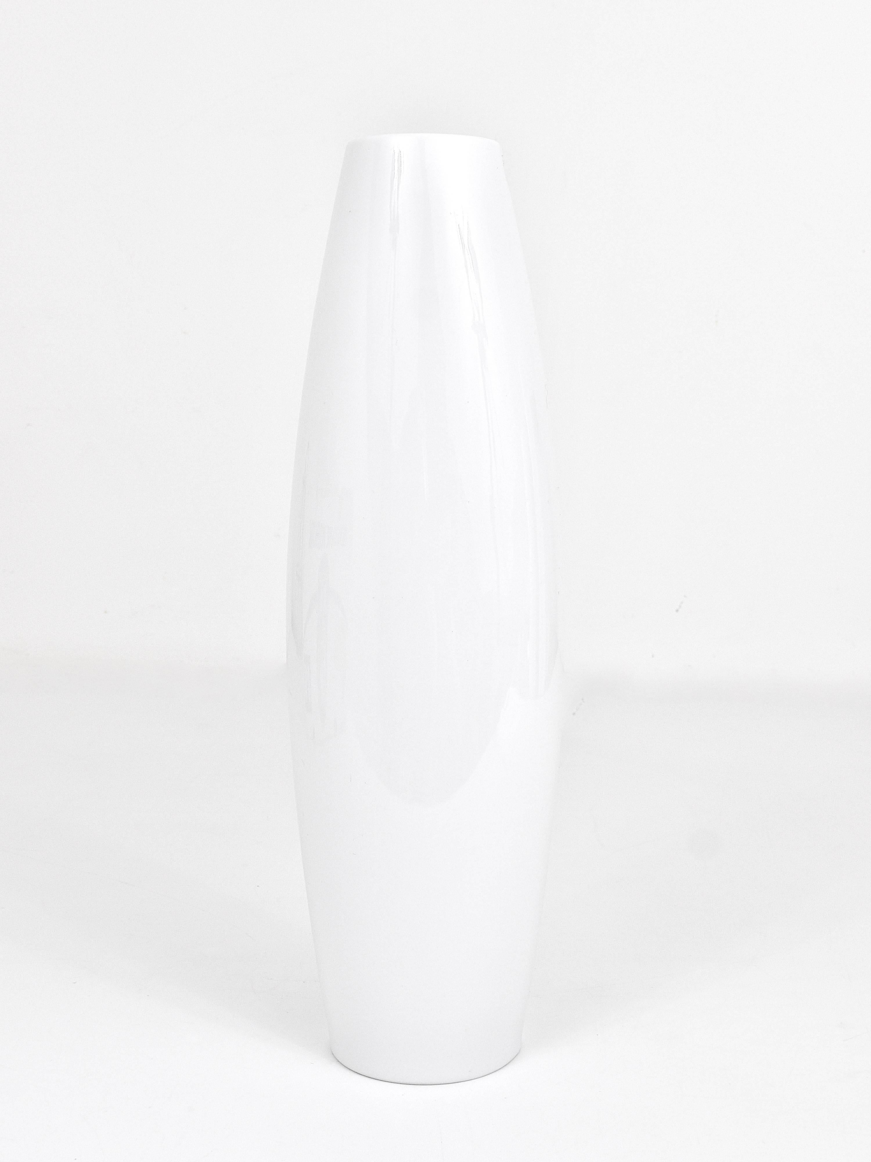 Cuno Fischer Rosenthal Studio-Linie White Relief Op Art Porcelain Vase, 1960s In Good Condition For Sale In Vienna, AT
