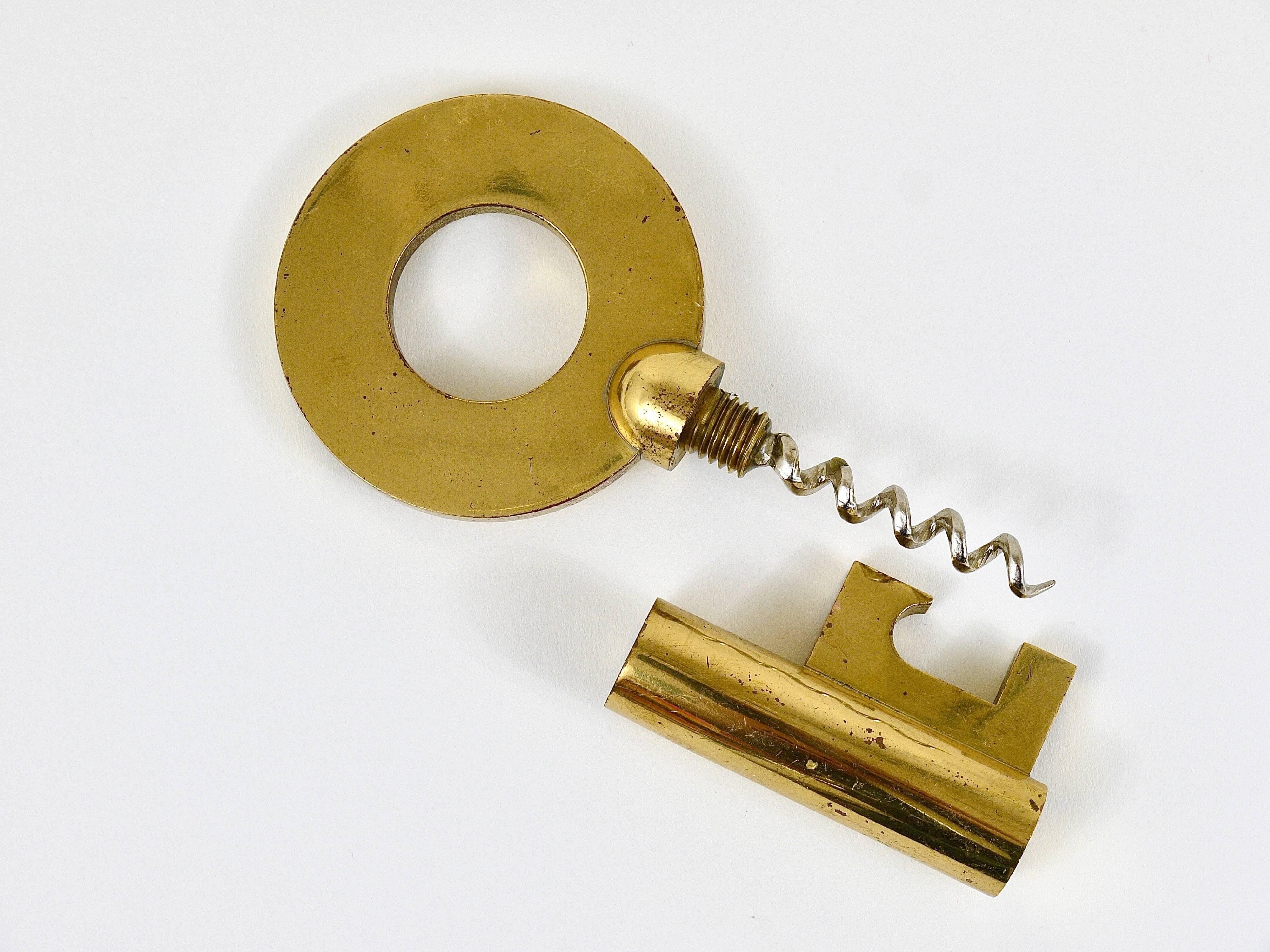 A beautiful Mid-Century cork screw and bottle opener in the shape of a key. A rare and large model, made of solid brass. Designed an executed by Carl Auböck in the 1950s. In good condition with charming patina.
   