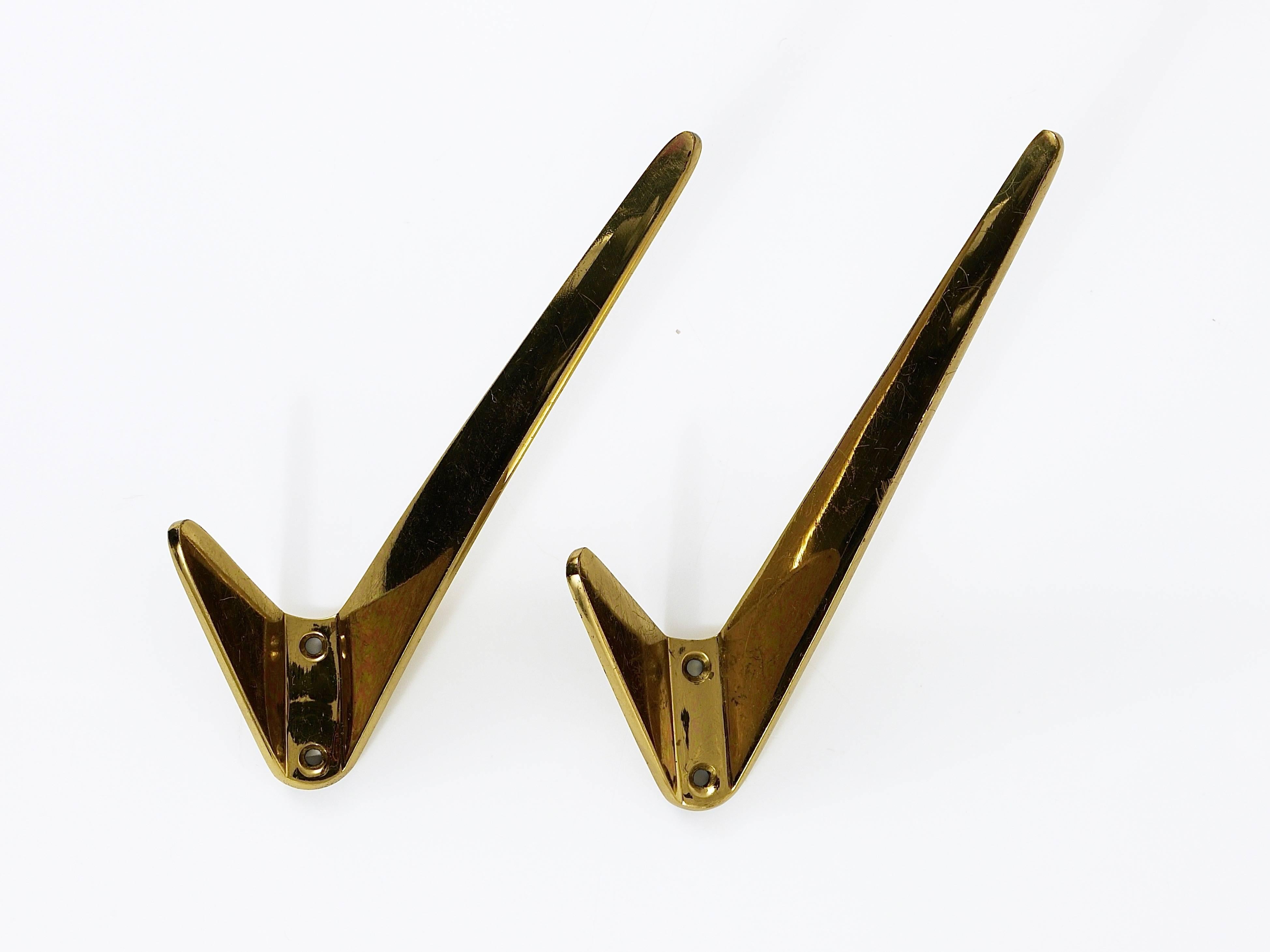 Two beautiful asymmetric modernist brass wall coat hooks, Austria, 1950s. Made of polished brass. Good condition, nice patina. Sold as a pair.