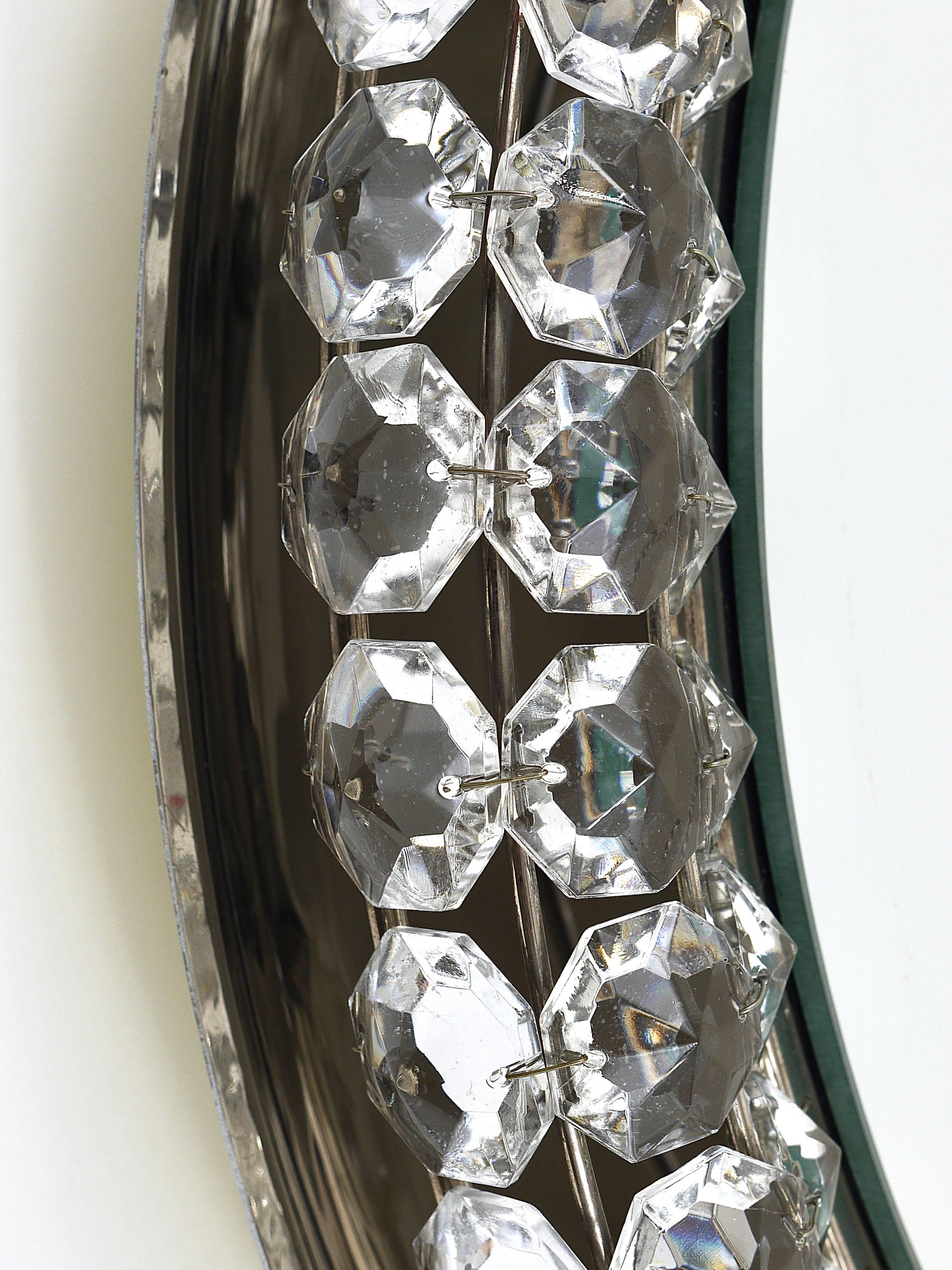 Runder runder Bakalowits-Wandspiegel mit Hinterglasur und riesigen Kristallen, Österreich, 1950er Jahre (Moderne der Mitte des Jahrhunderts) im Angebot