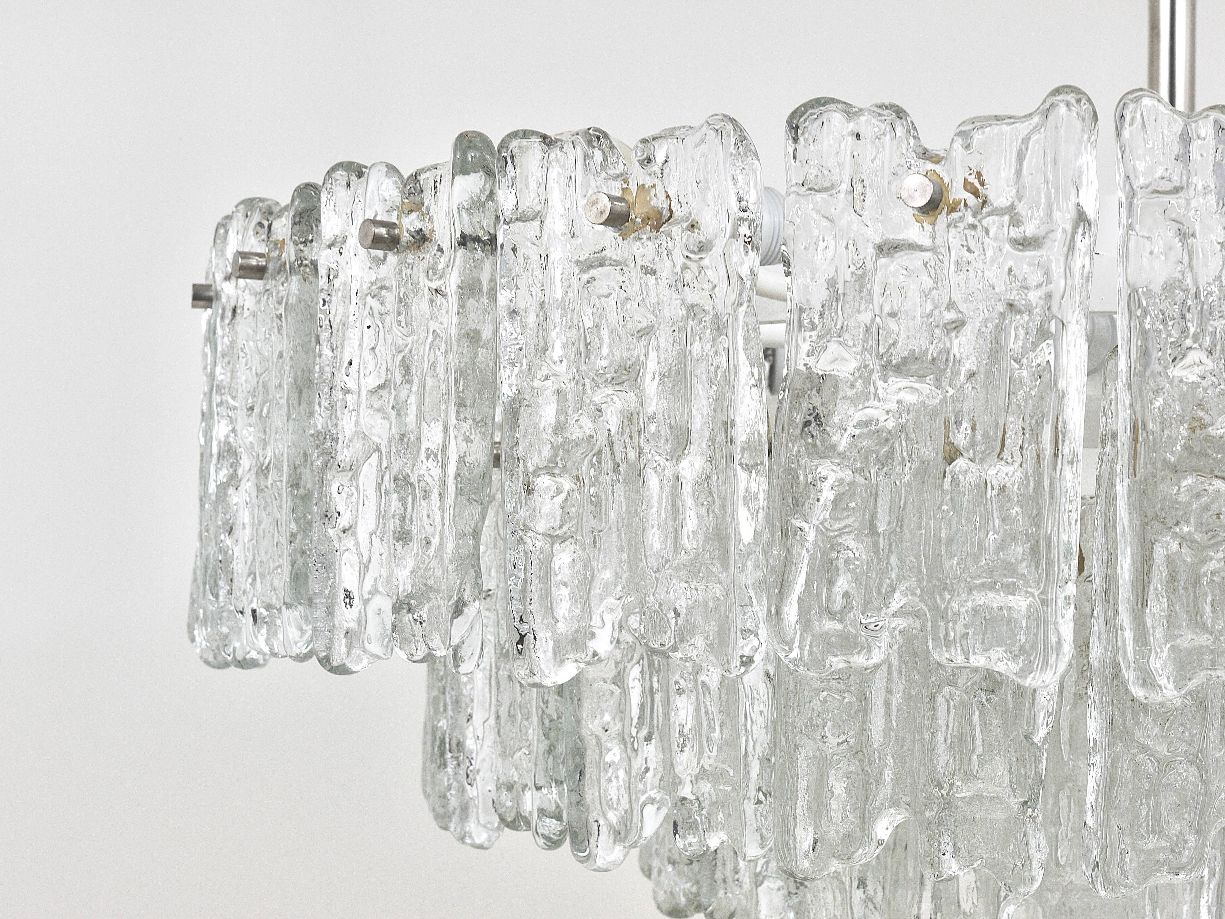 Beeindruckender Kalmar-Kronleuchter aus Nickel und strukturiertem Glas aus der Mitte des Jahrhunderts, Österreich, 1950er Jahre (Messing) im Angebot
