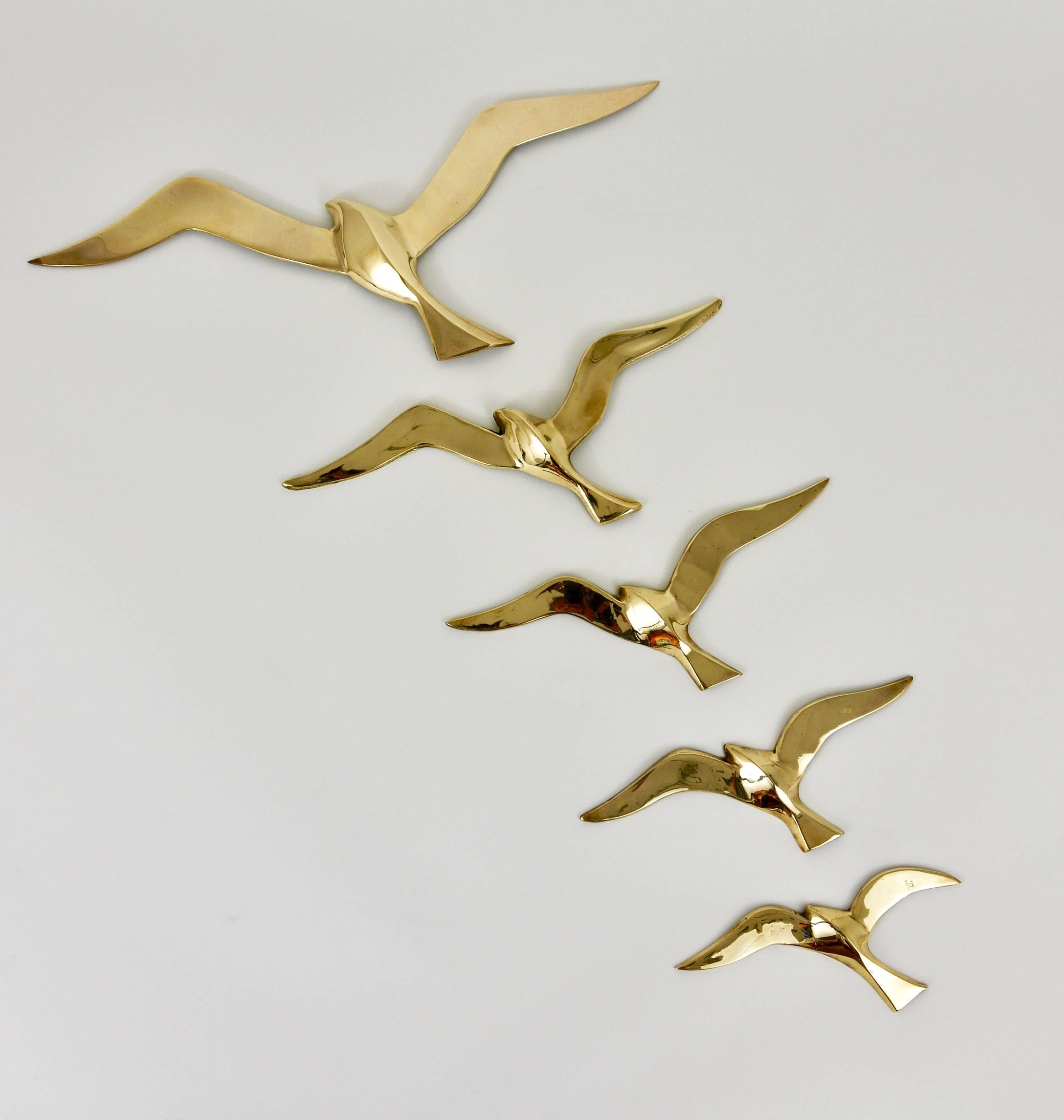 A set of five lovely wall-mounted modernist birds / gulls. Handmade of brass in the 1950s in Austria. Gently polished, in excellent condition. The biggest bird is 20 inch wide.
Width of the birds: 20/14/12/10/8 inch.