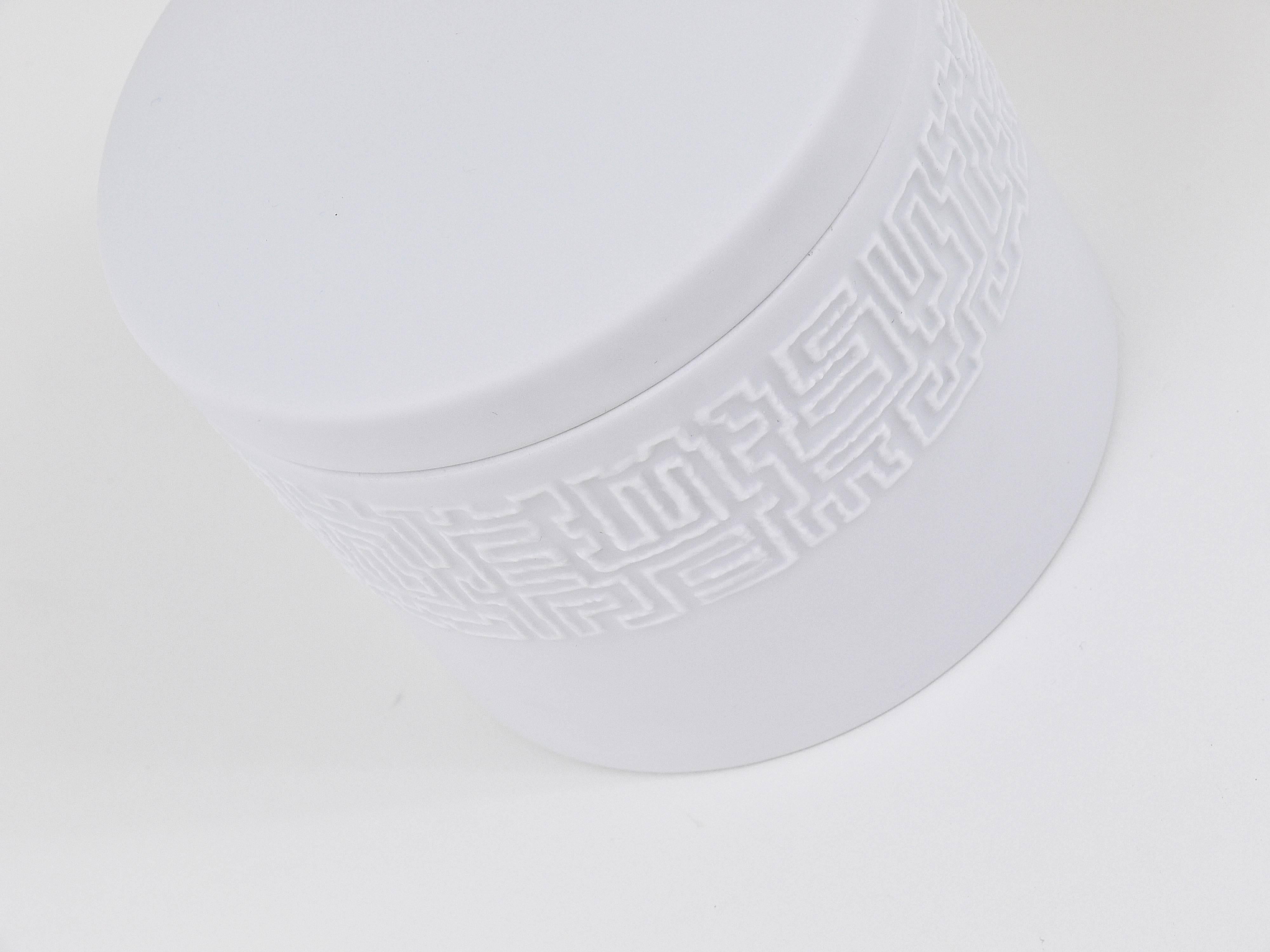 Mid-Century Modern White Relief Op Art Bowl with Lid, Cuno Fischer, Rosenthal Studio-Linie, 1960s For Sale