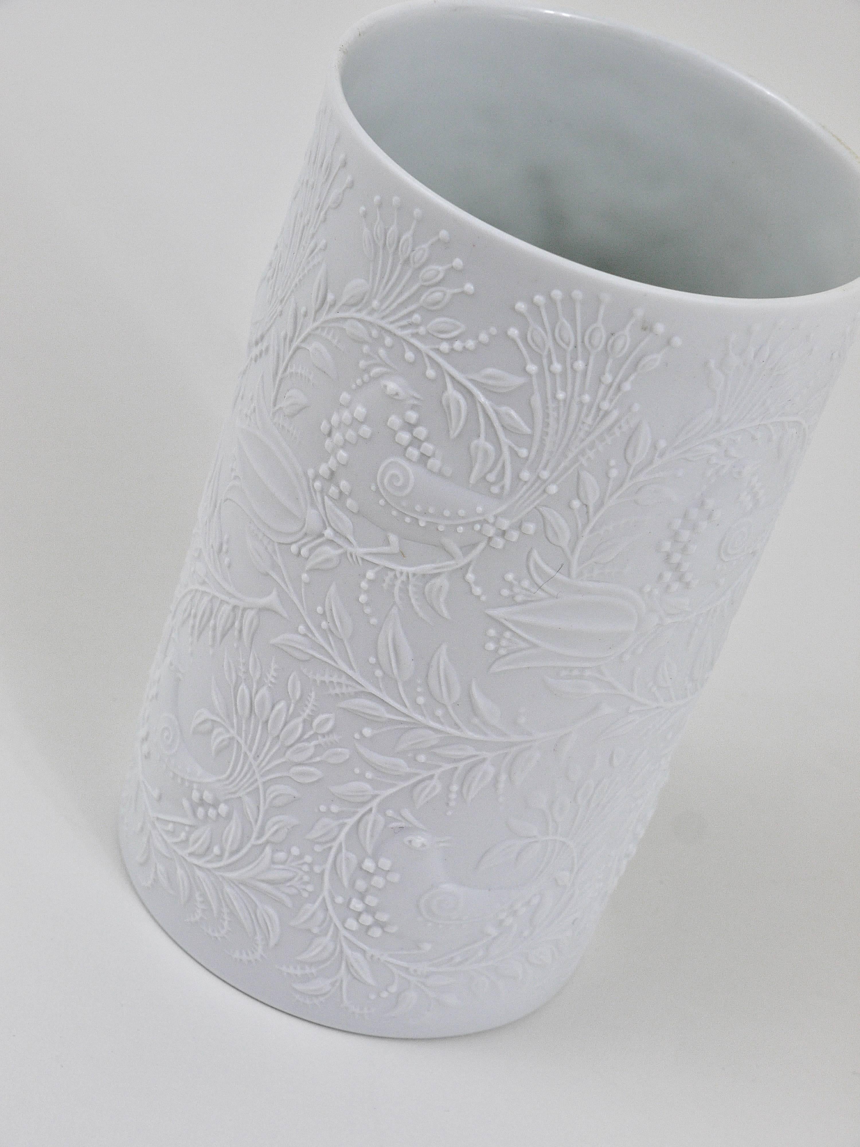 Mid-Century Modern Vase en porcelaine Op Art en relief blanc Bjorn Wiinblad, Rosenthal Studio-Linie, années 1960 en vente