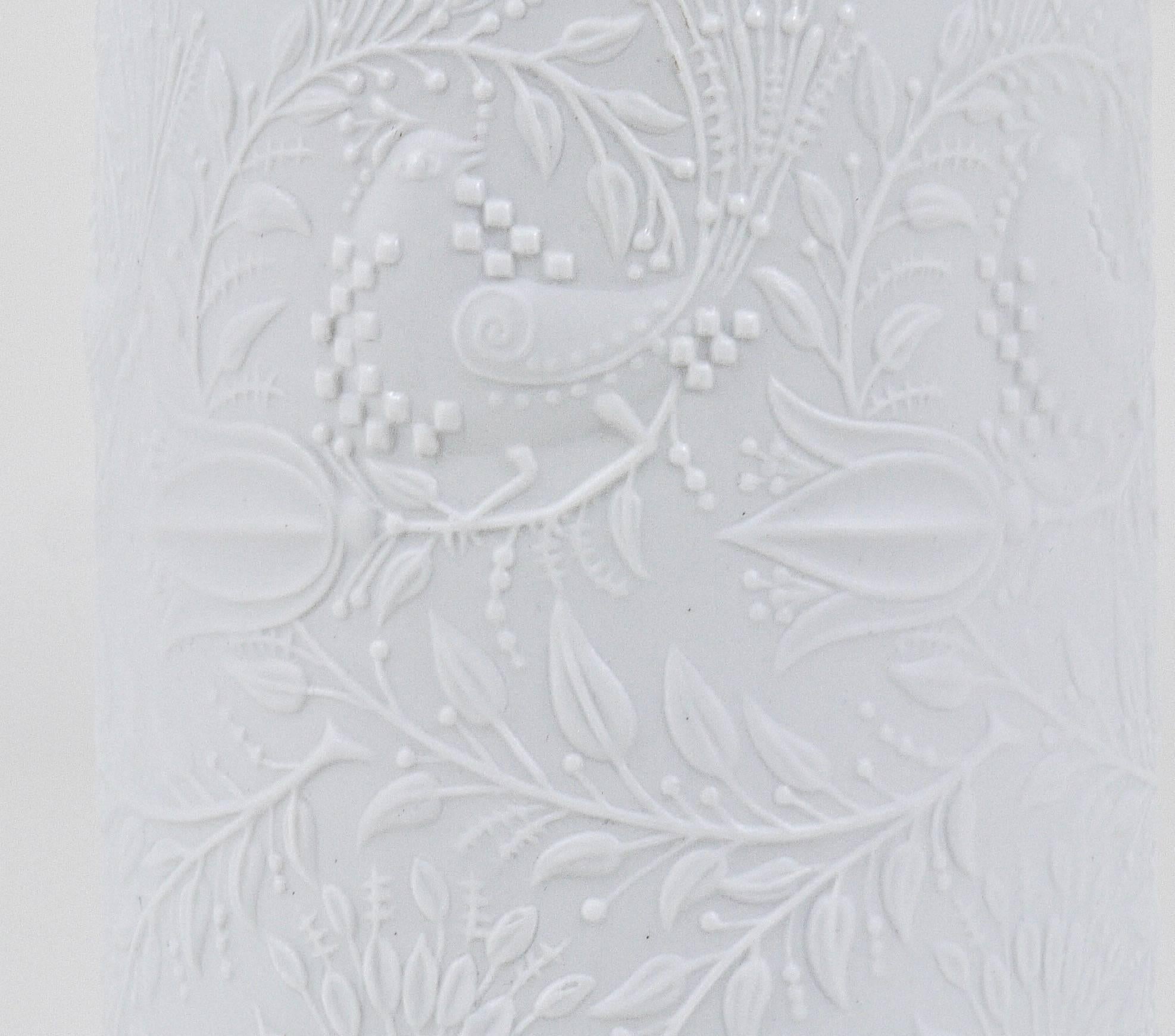 Weiße Op-Art-Porzellanvase mit weißem Relief, Bjorn Wiinblad, Rosenthal Studio-Linie, 1960 im Angebot 1