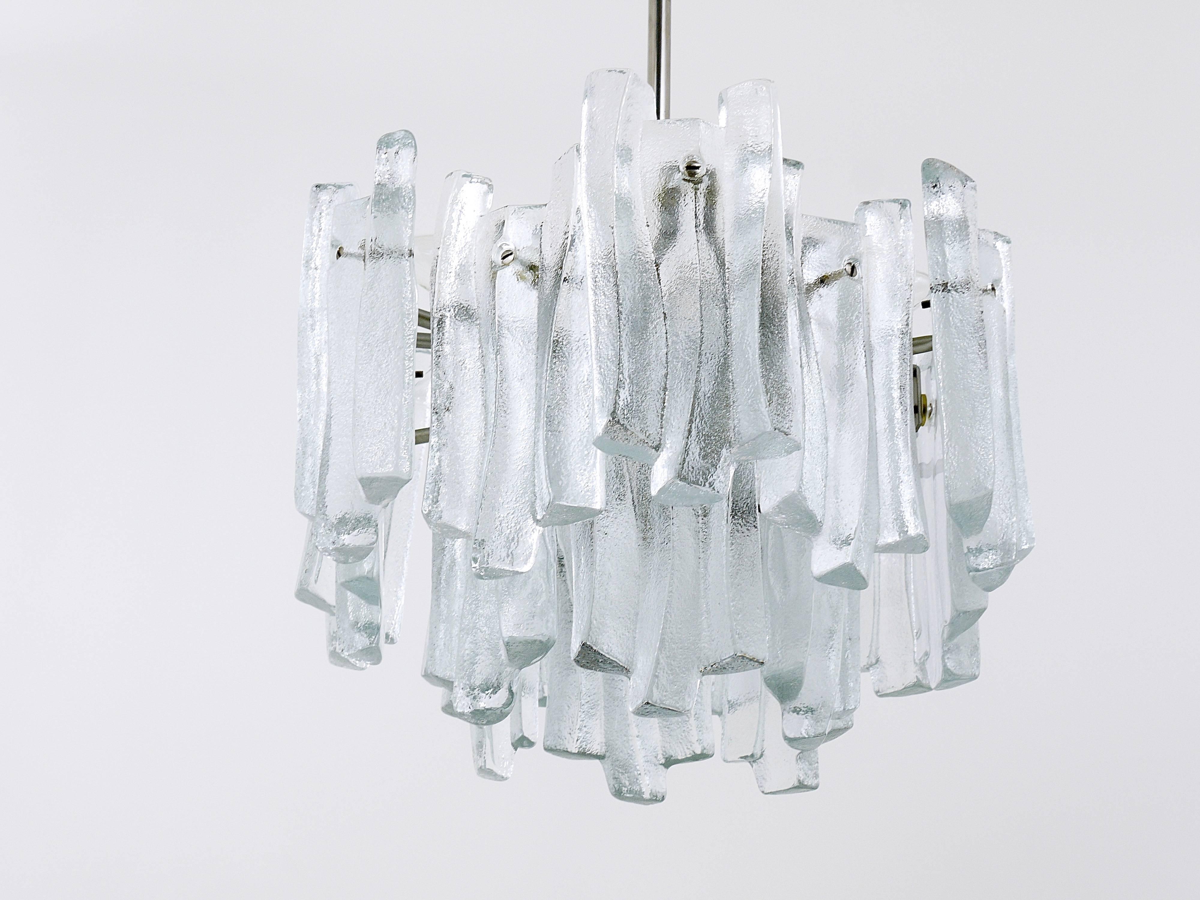 Lovely Mid-Century Ice Glass Icicle Chandelier by Kalmar, Austria, 1960s In Excellent Condition In Vienna, AT