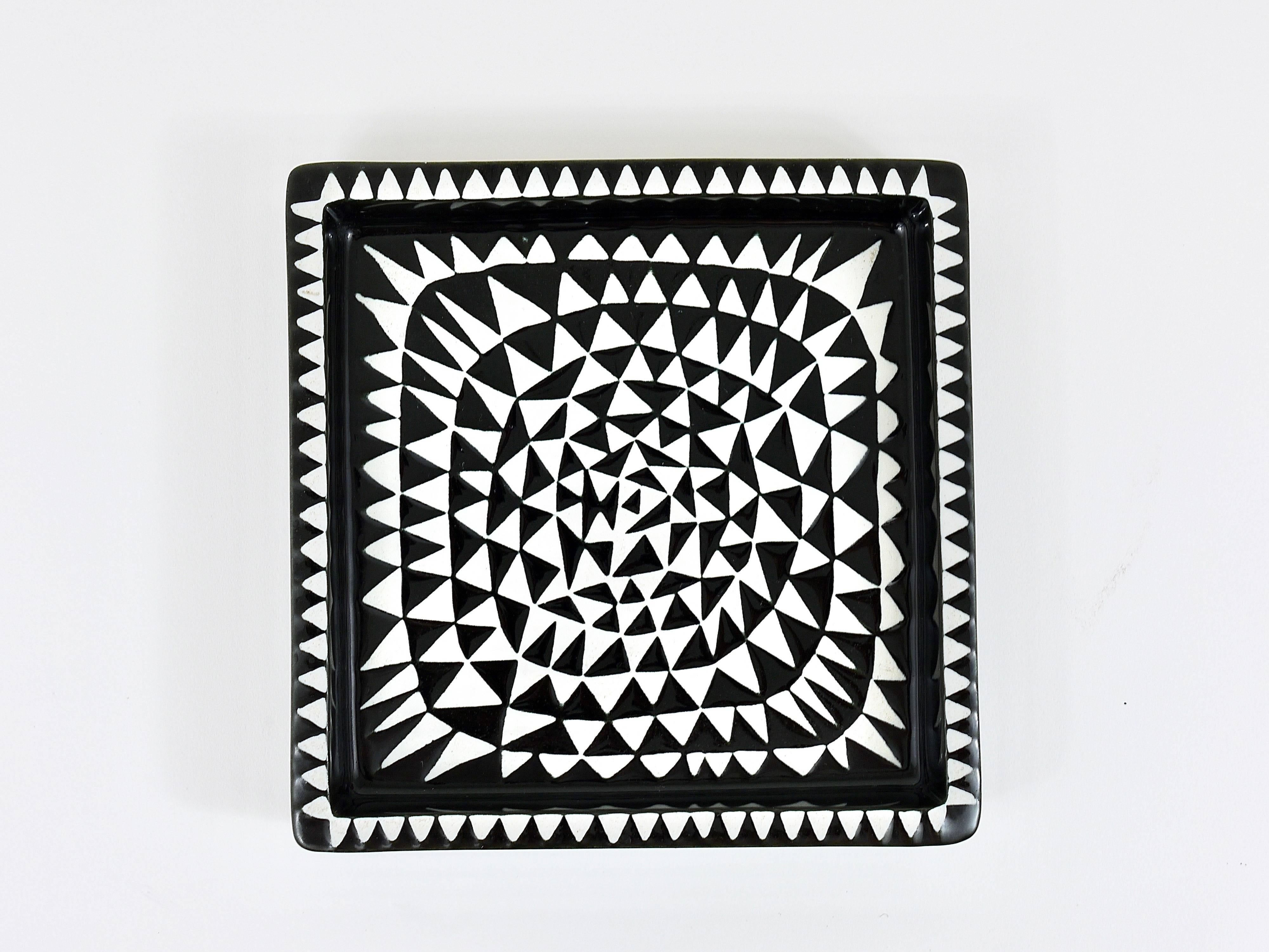 Stig Lindberg Plato de cerámica dominó blanco y negro, Vide-poche, Gustavsberg, años 50 Moderno de mediados de siglo en venta