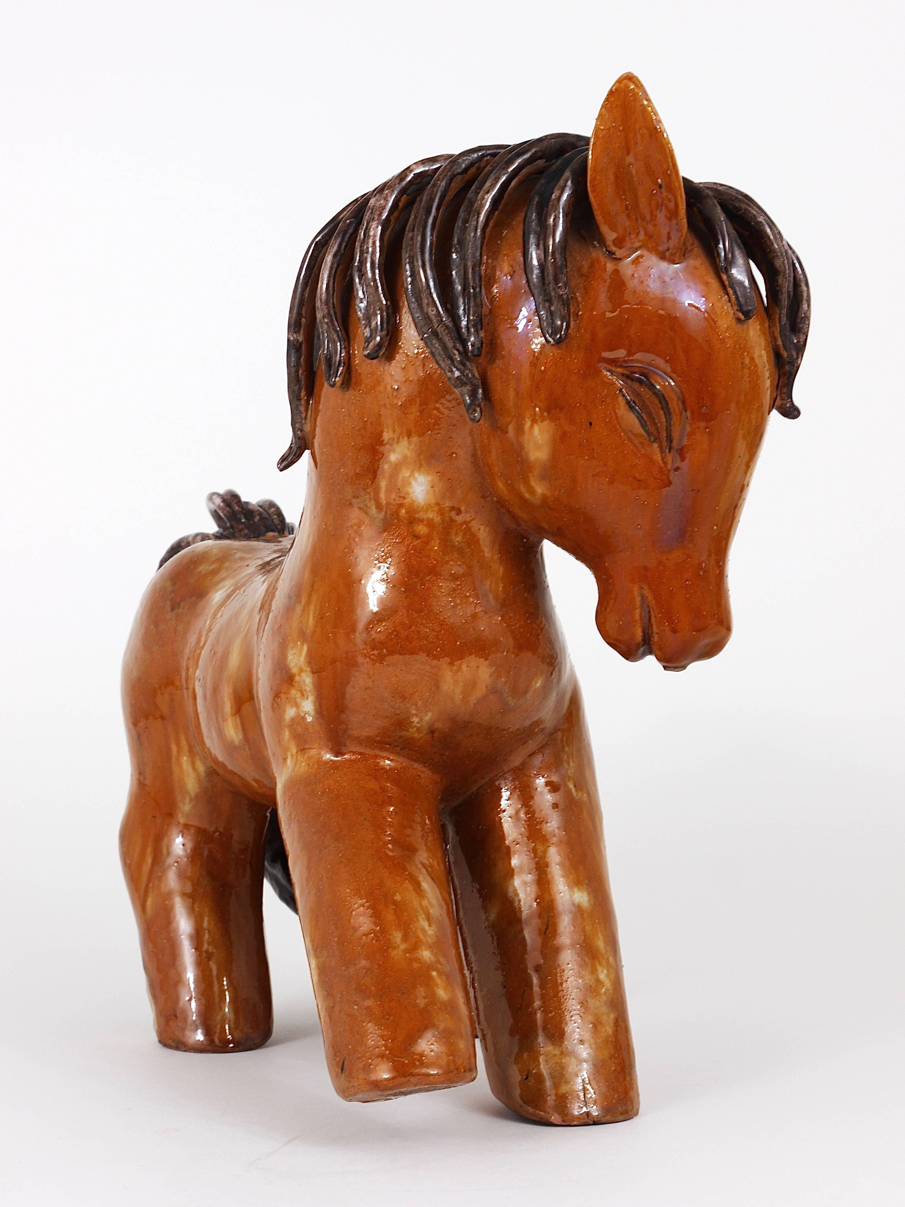 A lovely and huge handmade figurine / statue displaying a horse dated from 1947 to 1951. Designed by Walter Bosse, made of ceramic / terracotta in Kufstein/Tyrol, Austria. A charming piece in very good condition. We never had a Walter Bosse