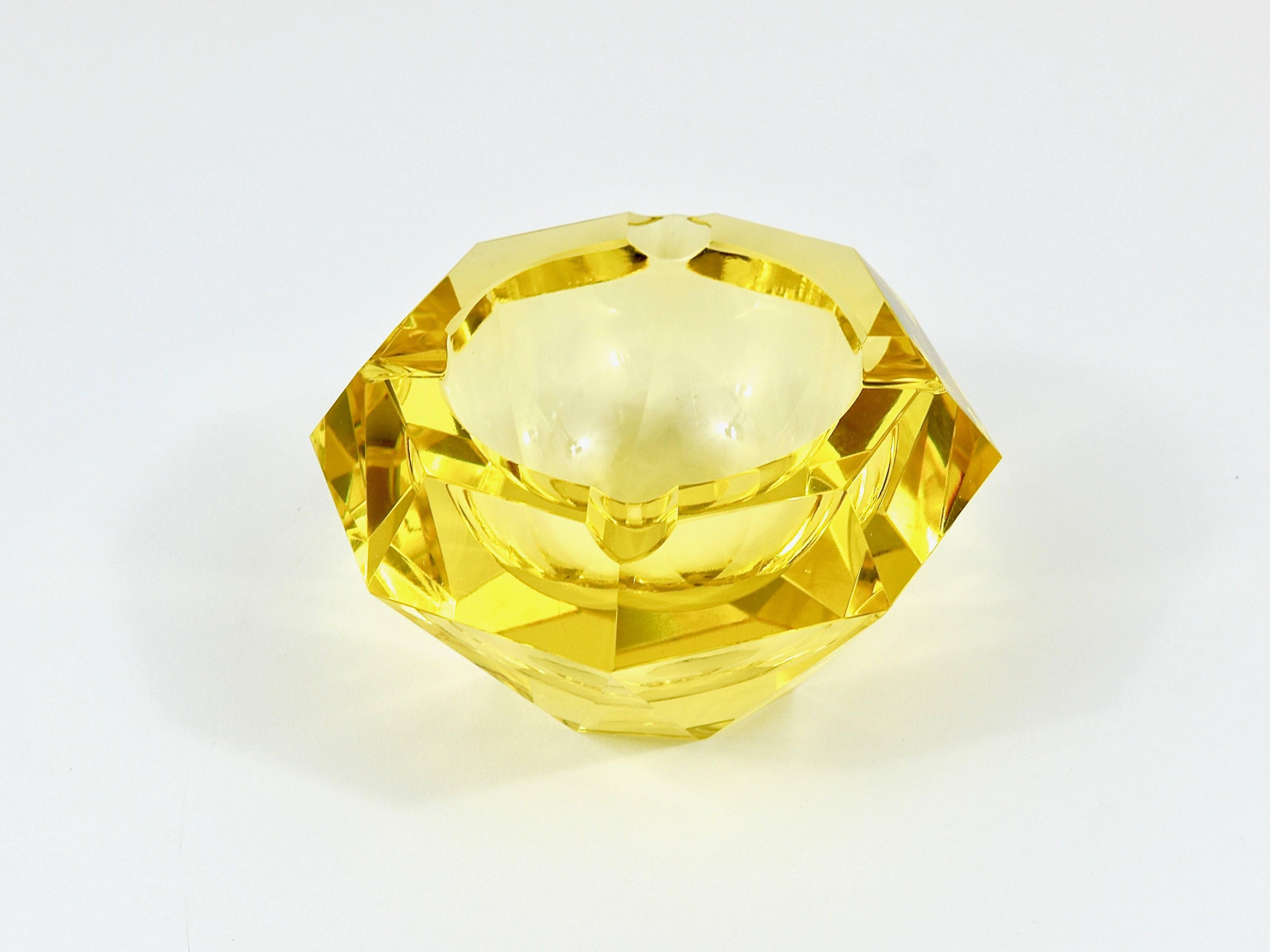 Art Deco 1930s Lemon Faceted Diamond Ashtray in Excellent Condition, Murano, Italy