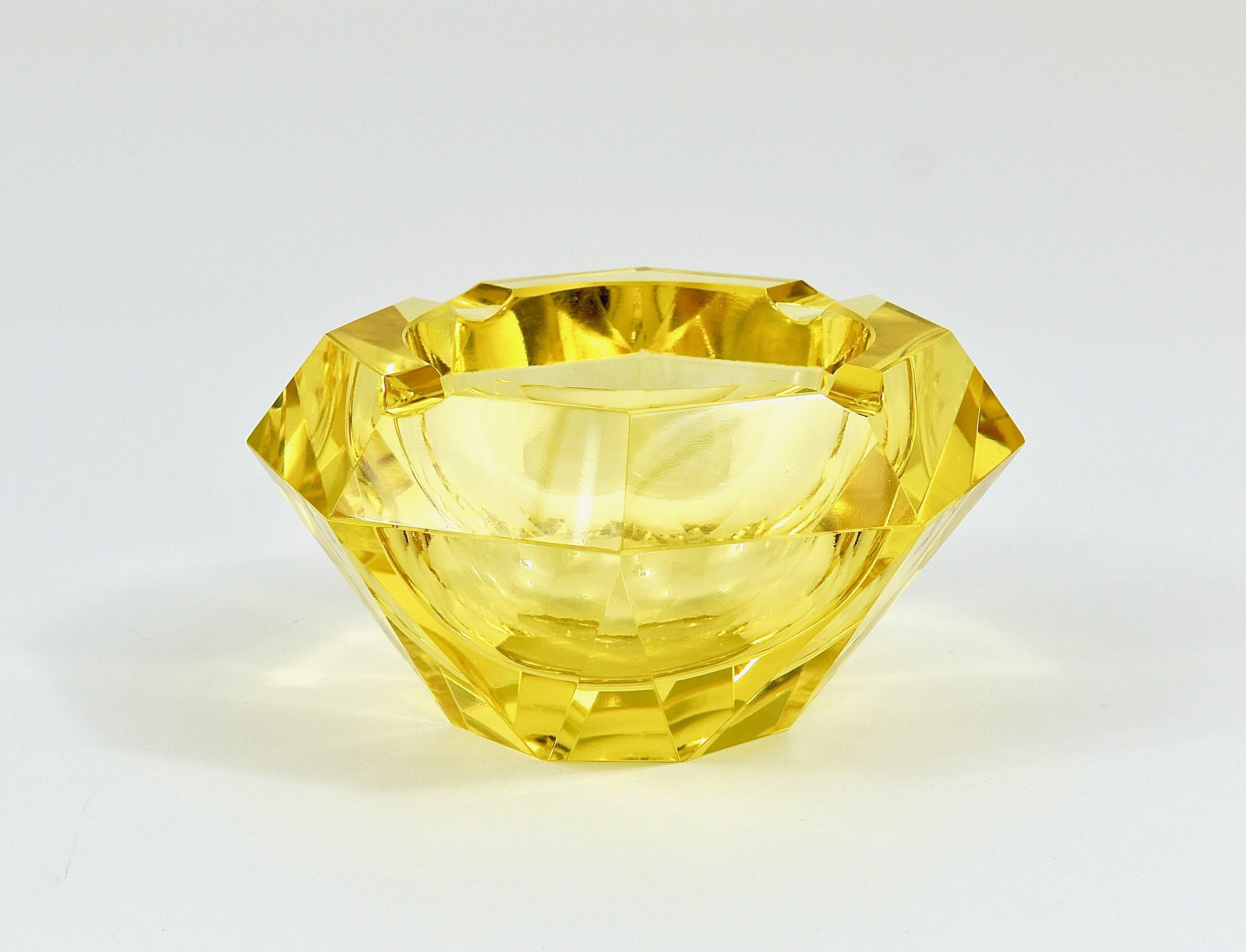 Italian 1930s Lemon Faceted Diamond Ashtray in Excellent Condition, Murano, Italy