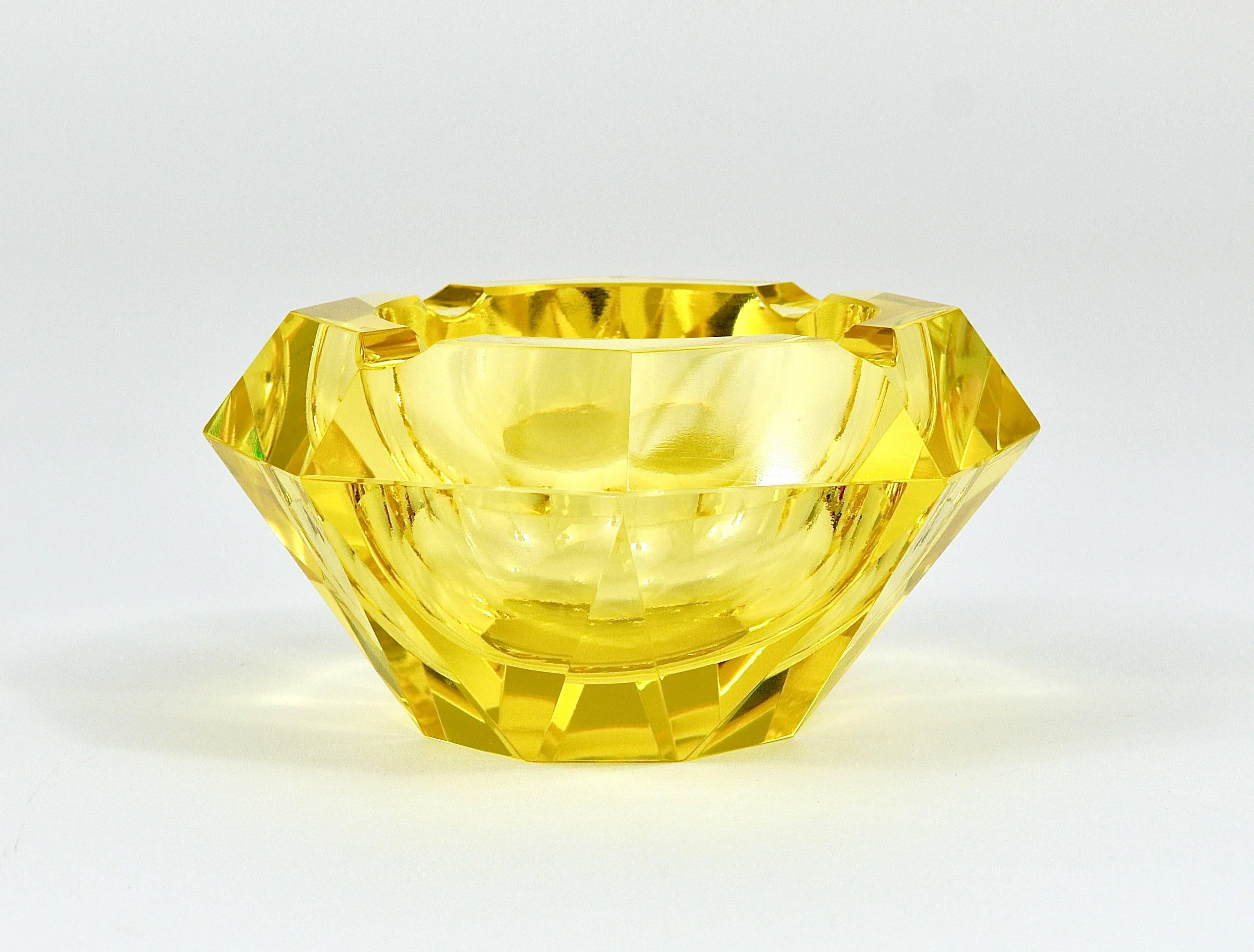 1930s Lemon Faceted Diamond Ashtray in Excellent Condition, Murano, Italy In Excellent Condition In Vienna, AT