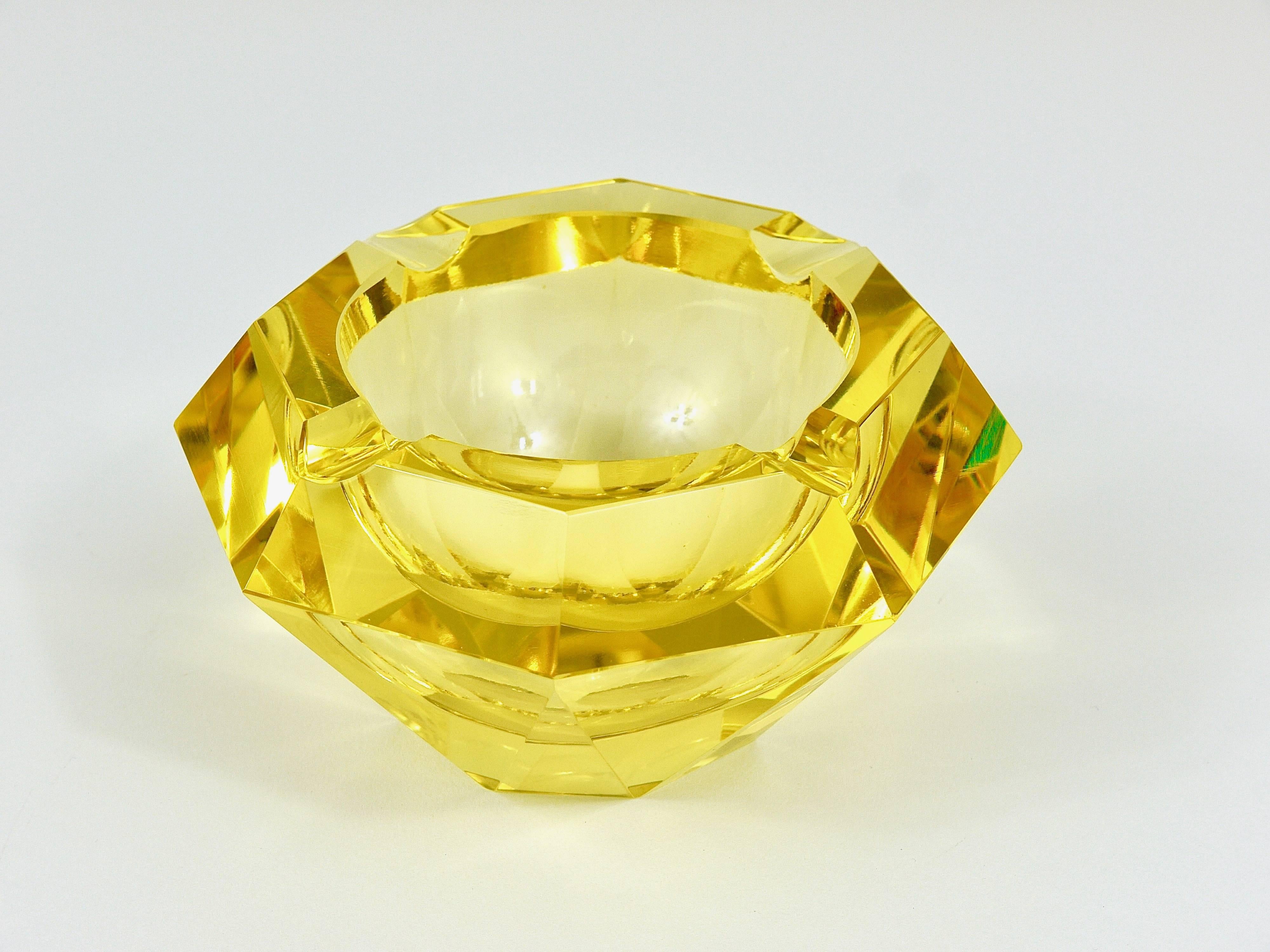 Murano Glass 1930s Lemon Faceted Diamond Ashtray in Excellent Condition, Murano, Italy