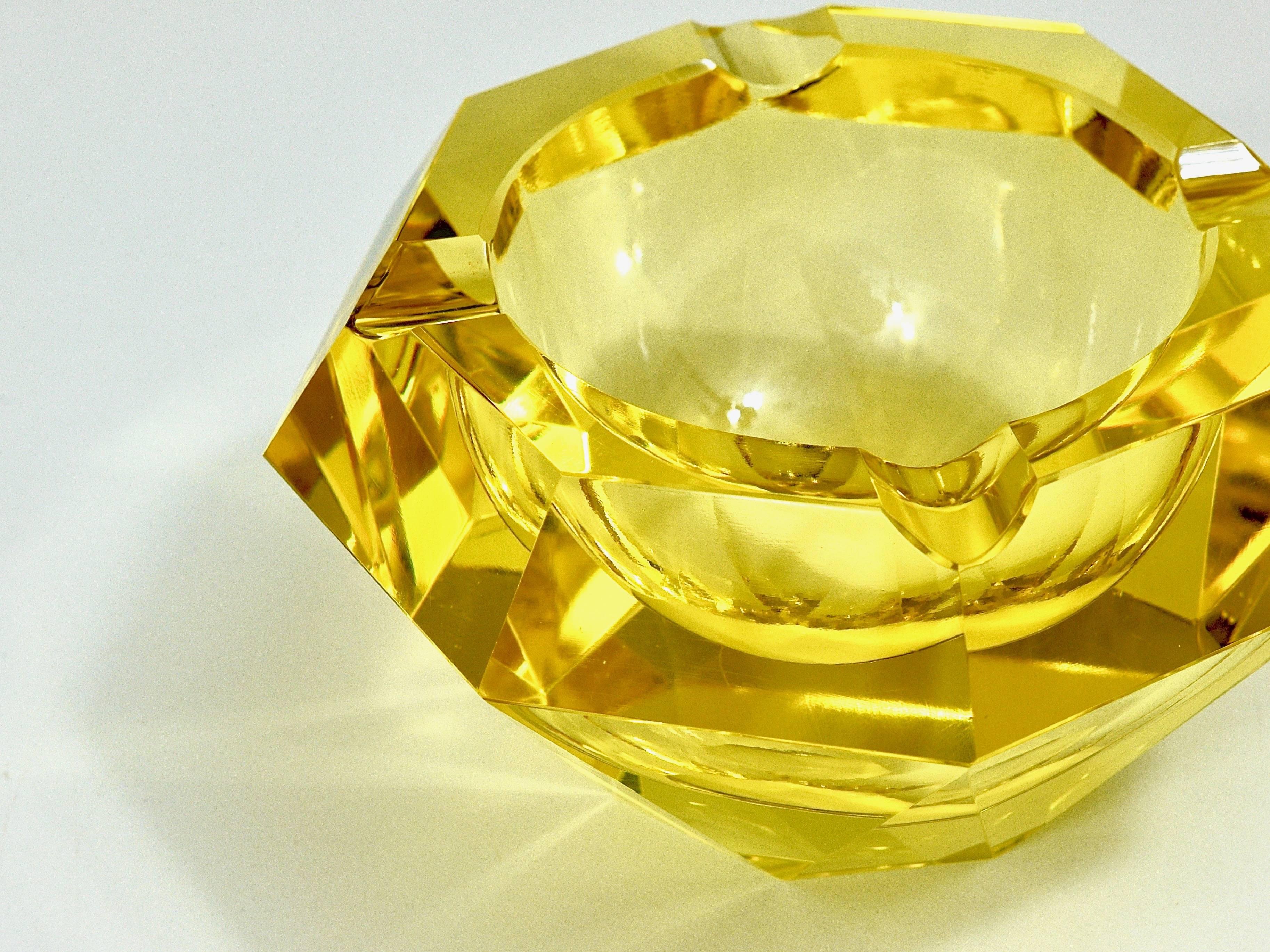 A beautiful faceted ashtray in diamond-shape, made of yellow Murano glass in Italy in the 1930s. In excellent condition, a showcase piece.