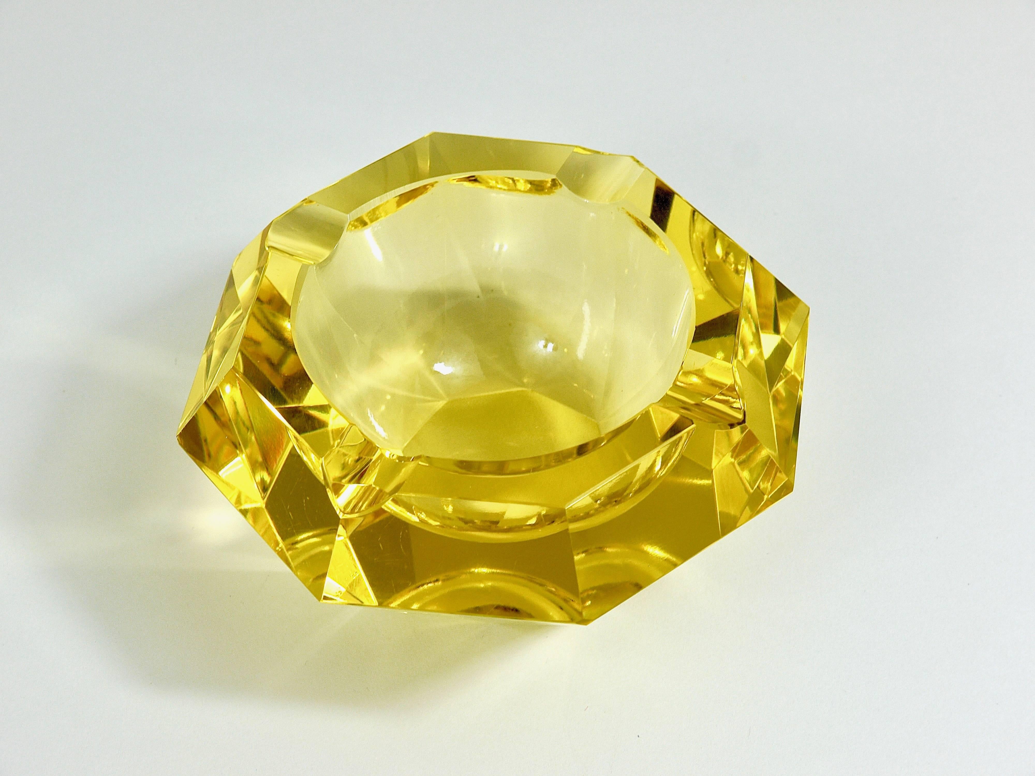 1930s Lemon Faceted Diamond Ashtray in Excellent Condition, Murano, Italy 2