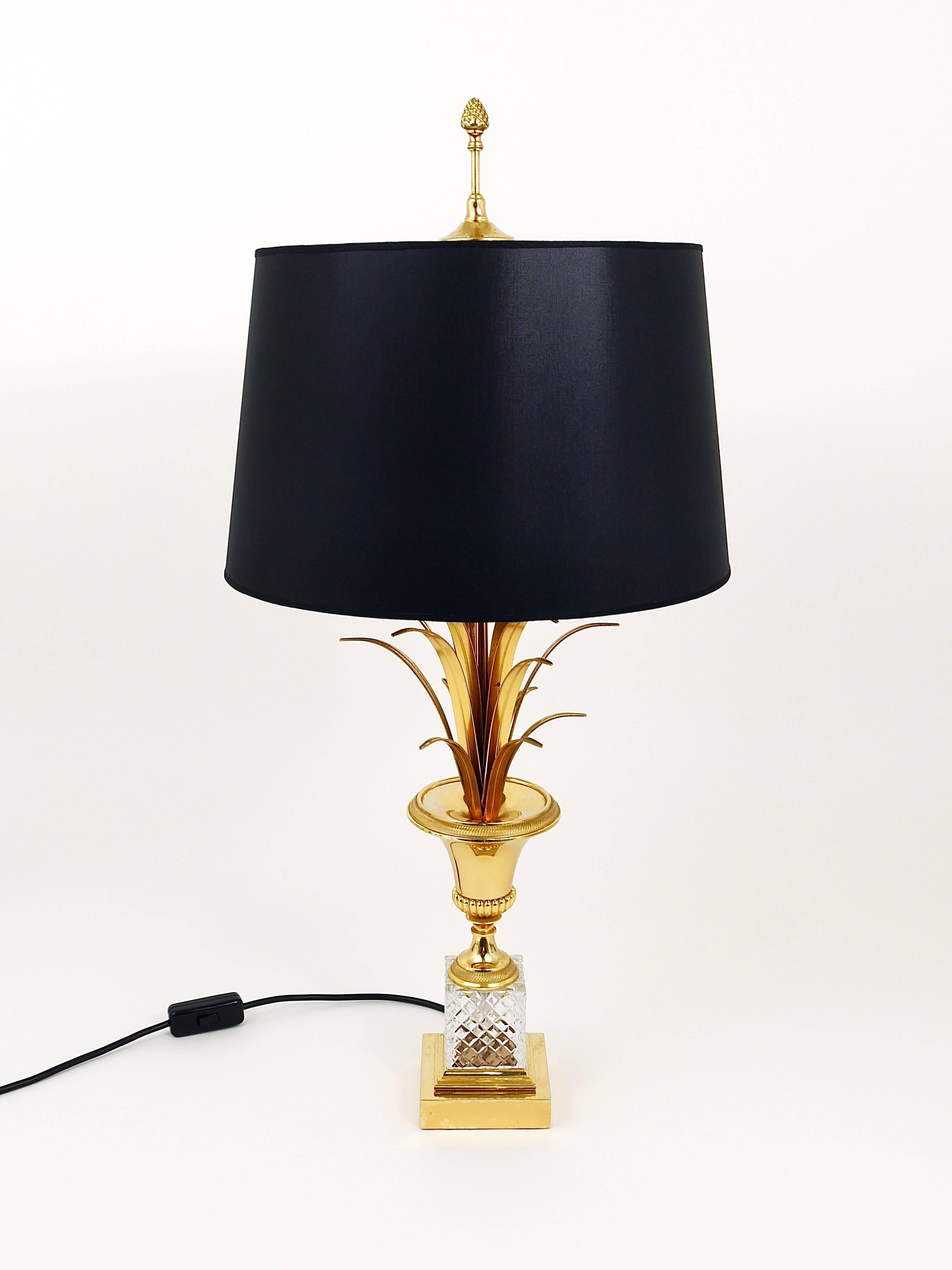 Gold Hollywood Regency Pineapple Leaf Gilt Brass and Glass Table Lamp, France, 1970s For Sale
