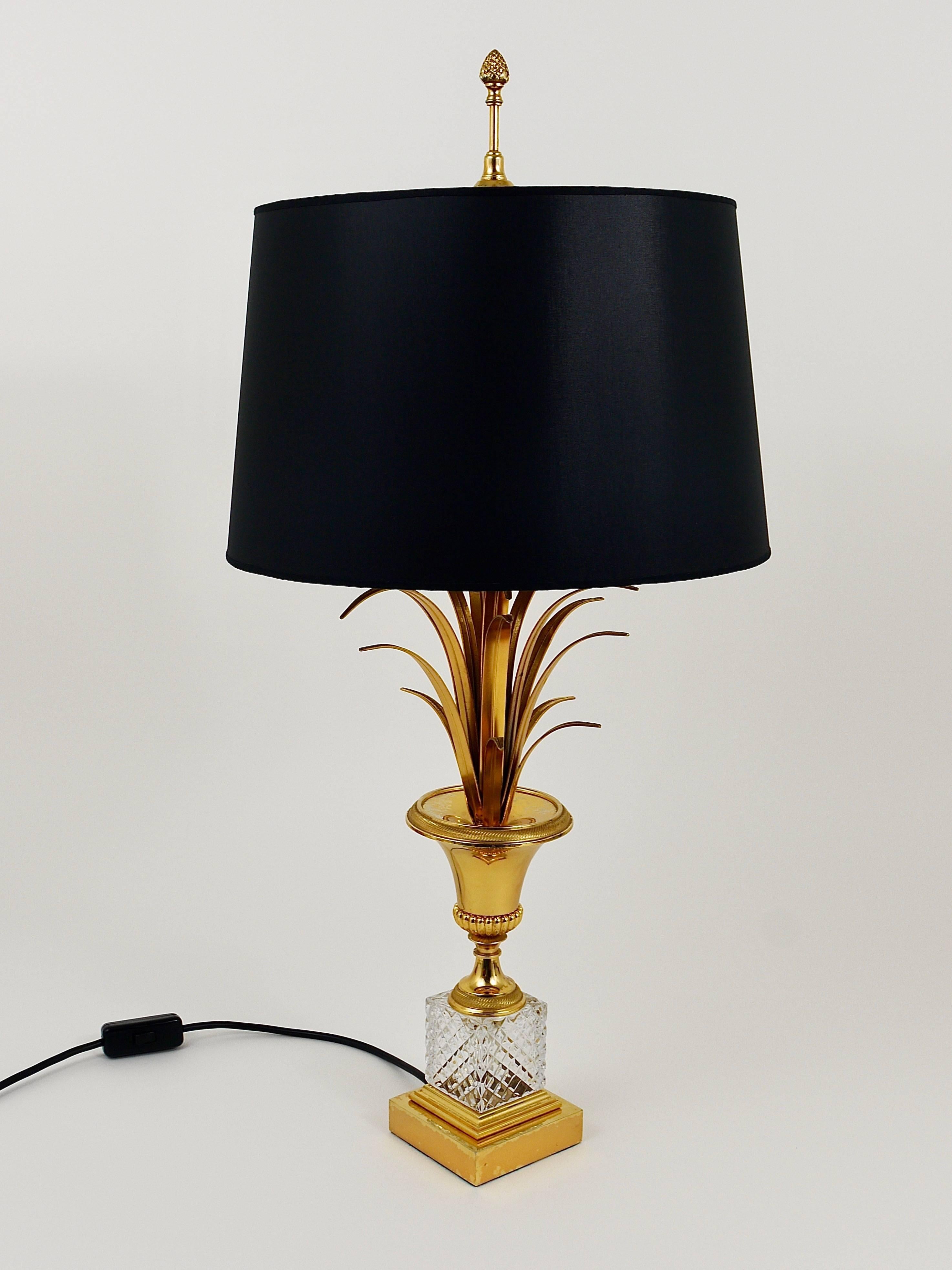 Hollywood Regency Pineapple Leaf Gilt Brass and Glass Table Lamp, France, 1970s For Sale 1