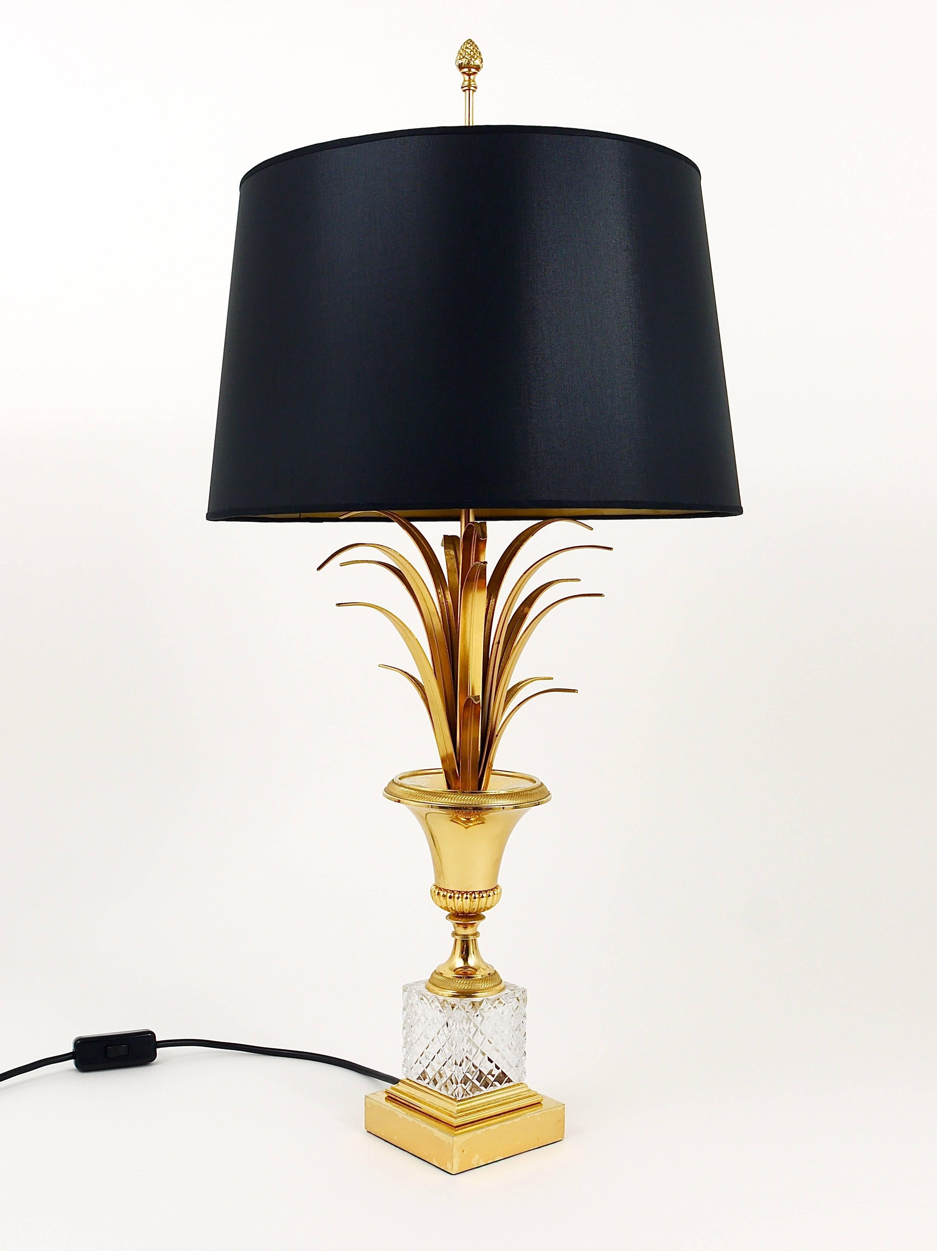Lámpara de mesa Hollywood Regency de hoja de piña, latón dorado y cristal, Francia, años 70 siglo XX en venta