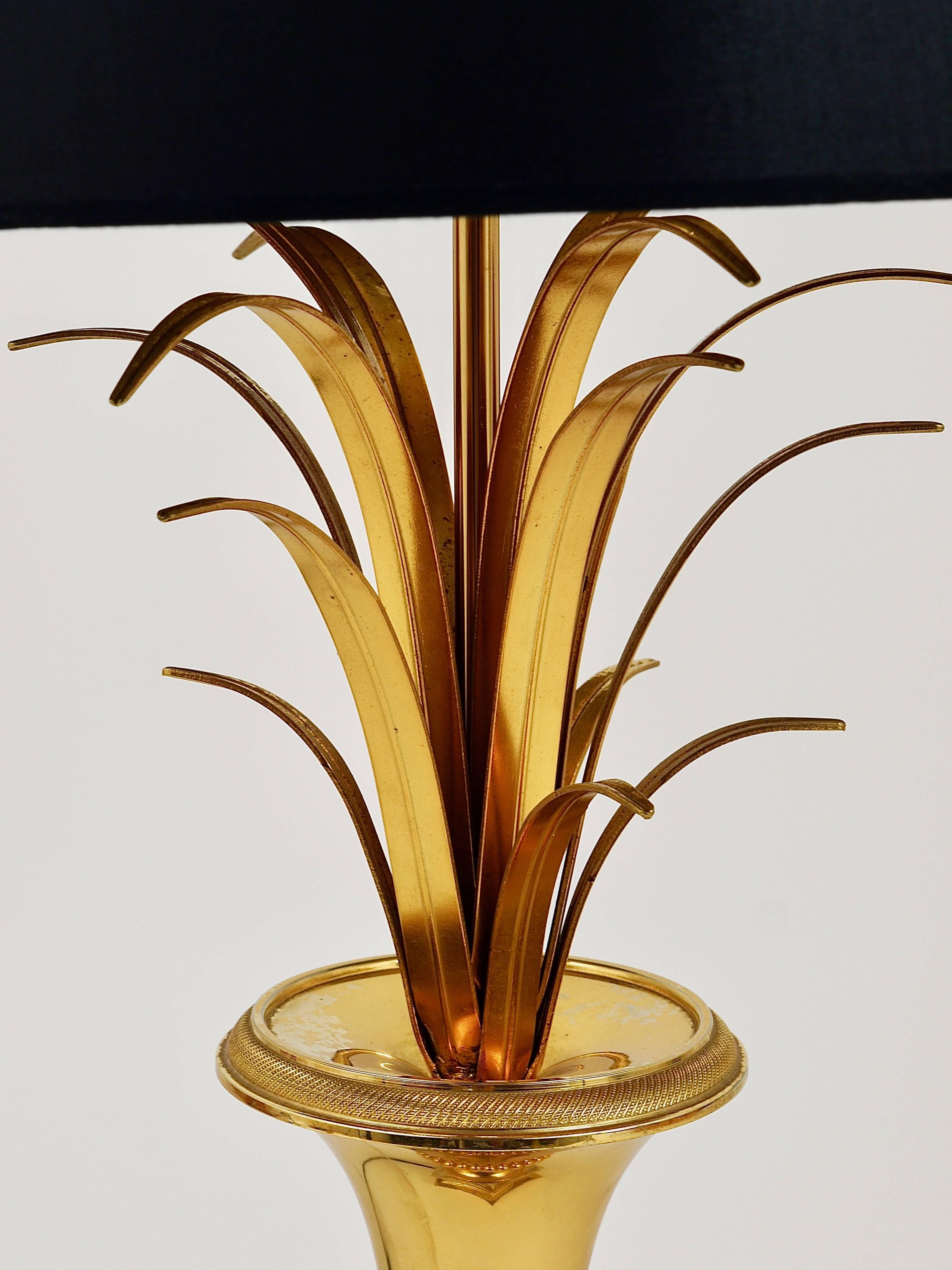 Hollywood-Regency-Tischlampe aus vergoldetem Messing und Glas mit Ananasblattblatt, Frankreich, 1970er Jahre im Zustand „Hervorragend“ im Angebot in Vienna, AT