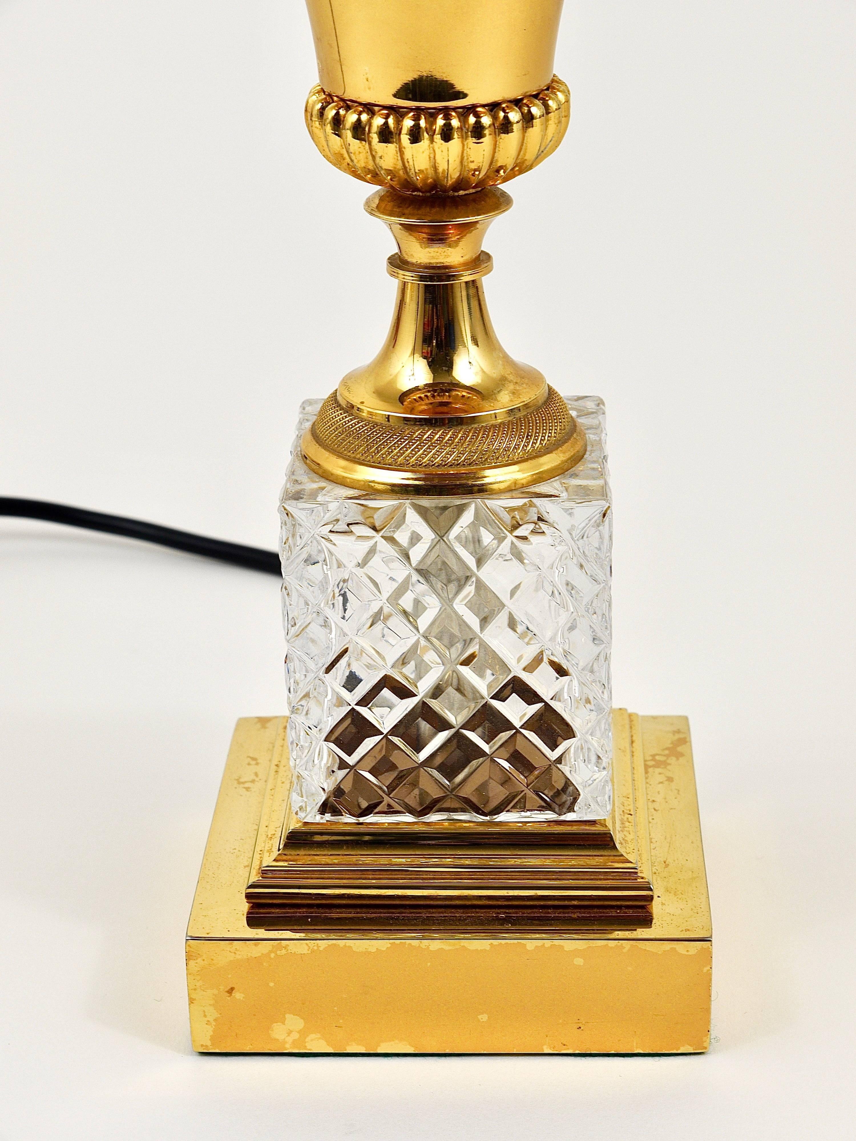French Hollywood Regency Pineapple Leaf Gilt Brass and Glass Table Lamp, France, 1970s For Sale
