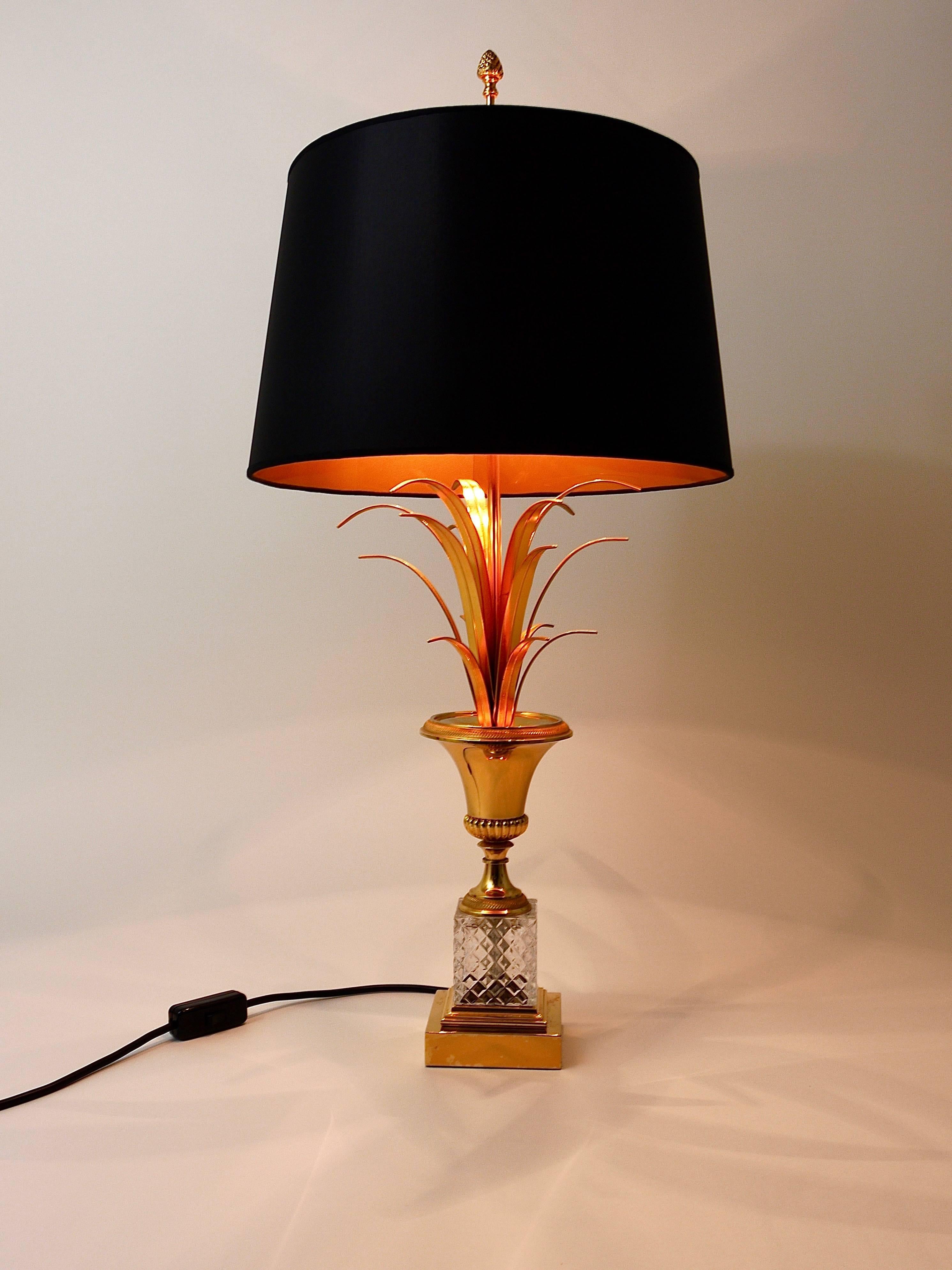 Hollywood Regency Gilt Brass and Glass Pineapple Leaf Table Lamp, France, 1970s In Excellent Condition For Sale In Vienna, AT