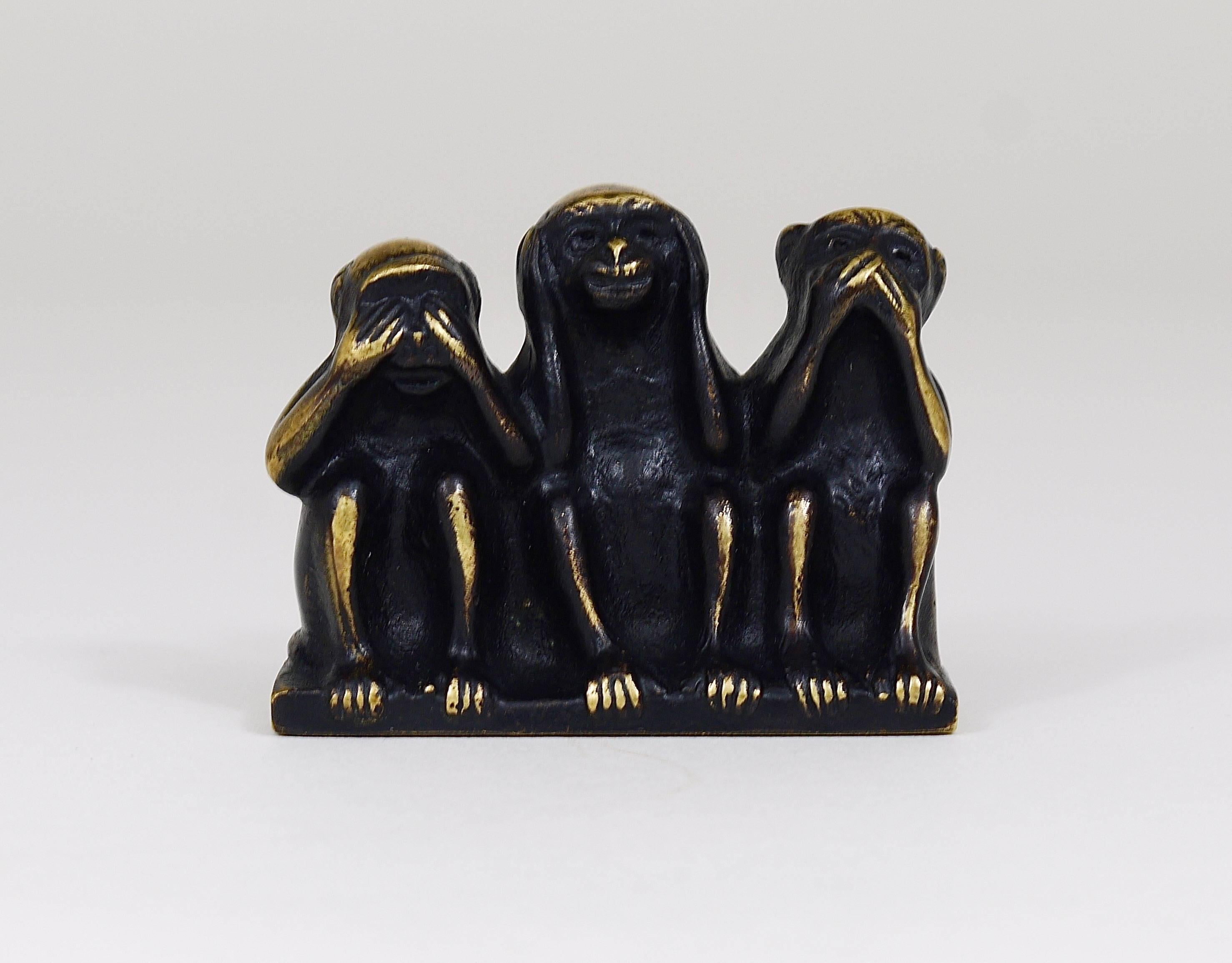 Eine schöne Skulptur aus Messing aus den 1950er Jahren, die drei Affen darstellt. Entworfen von Walter Bosse, ausgeführt von Hertha Baller in Österreich. In sehr gutem Zustand. Wir bieten weitere Walter Bosse Messingobjekte in unseren anderen