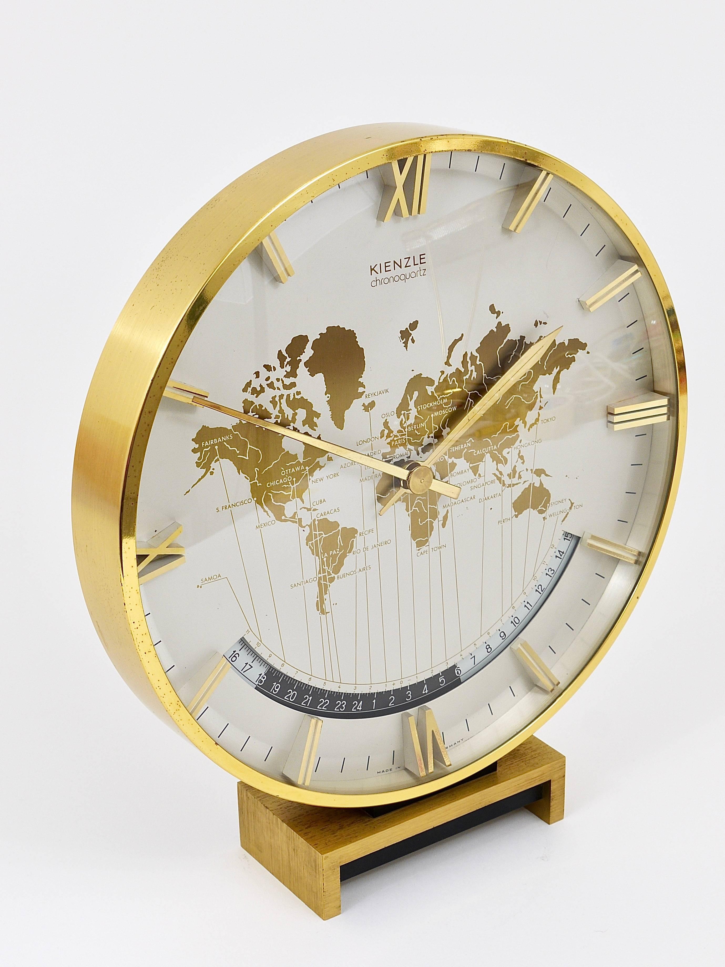 Große Mid-Century-Tischuhr GMT World Time Zone aus Messing, Deutschland, 1960er Jahre im Zustand „Hervorragend“ in Vienna, AT