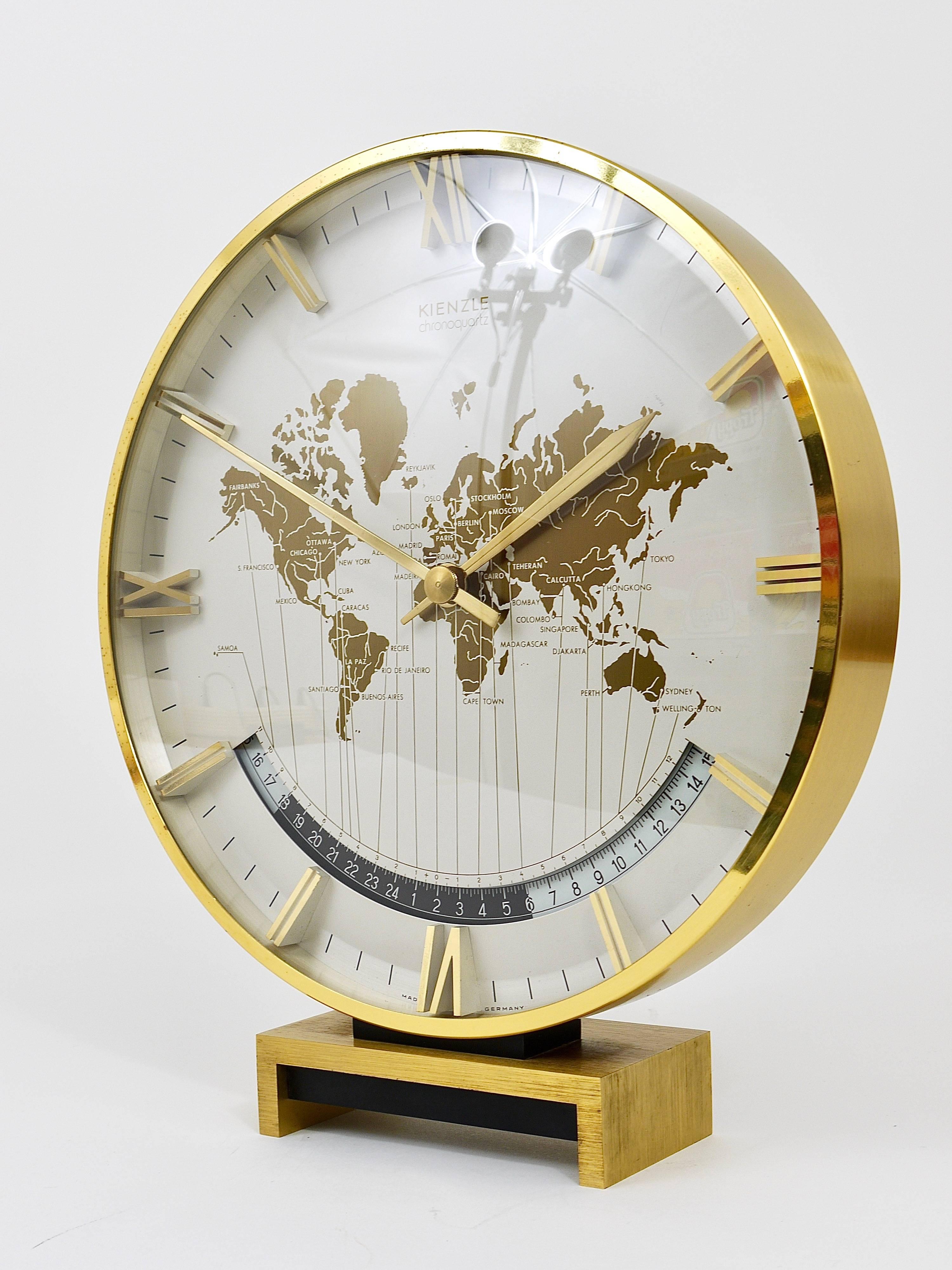Große Mid-Century-Tischuhr GMT World Time Zone aus Messing, Deutschland, 1960er Jahre (20. Jahrhundert)