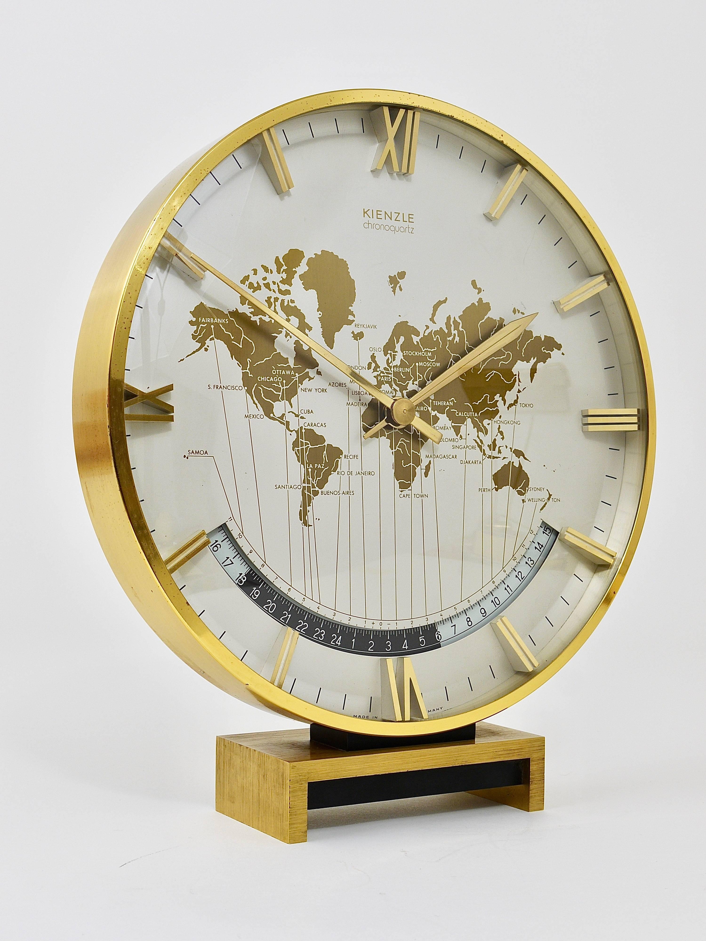 Große Mid-Century-Tischuhr GMT World Time Zone aus Messing, Deutschland, 1960er Jahre 1