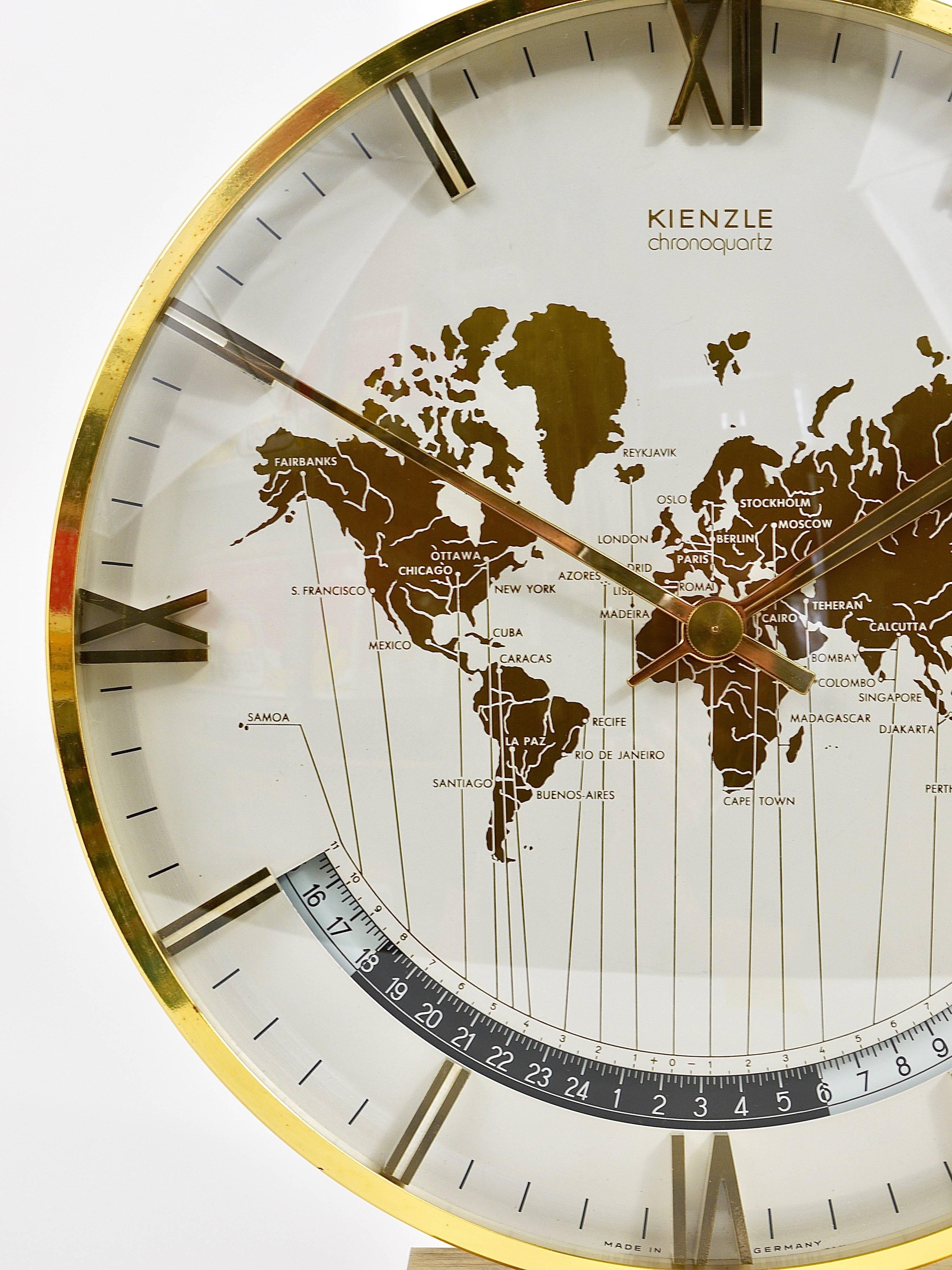 Große Mid-Century-Tischuhr GMT World Time Zone aus Messing, Deutschland, 1960er Jahre 2