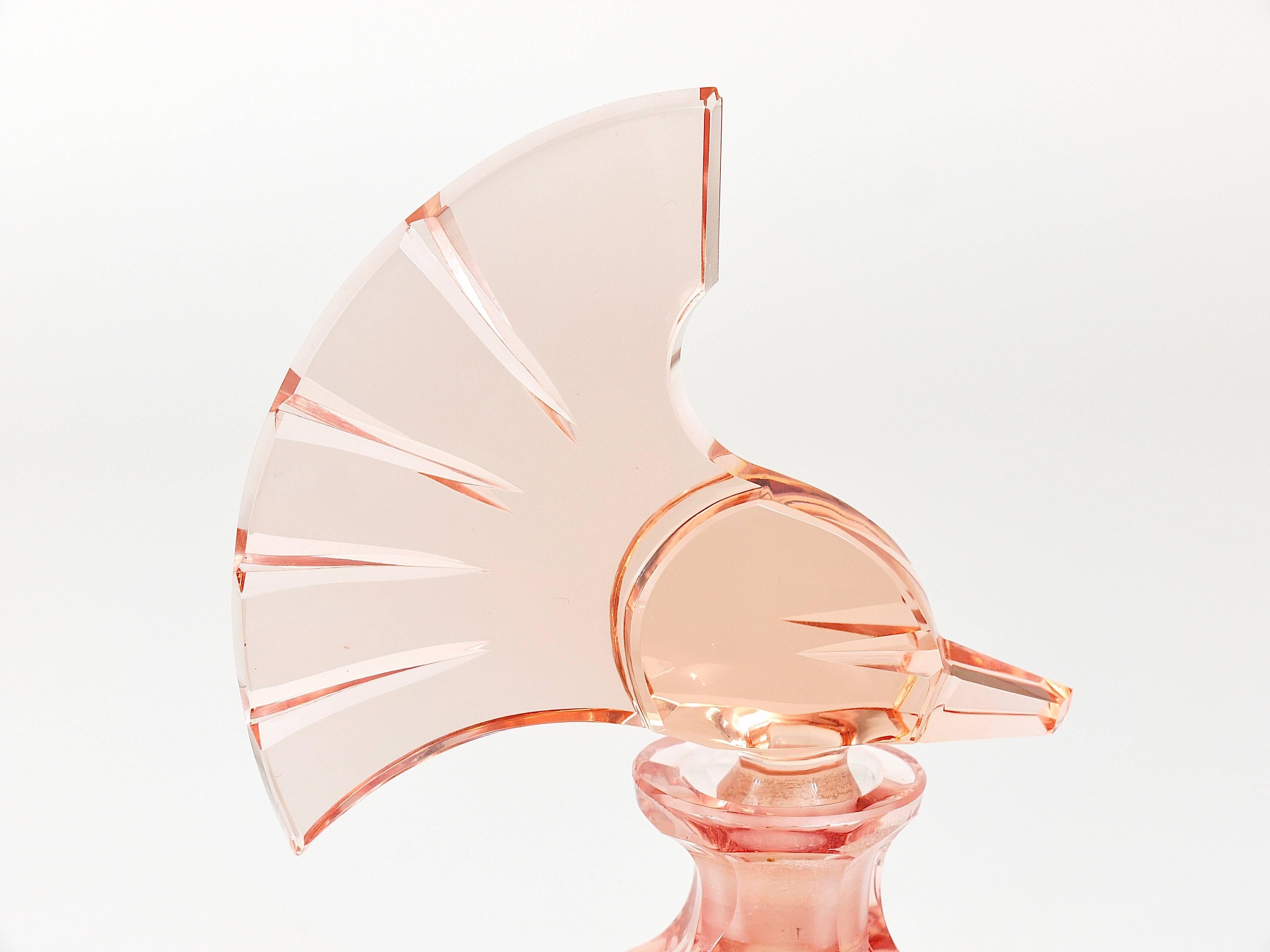 A beautiful and decorative Art Deco flacon bottle in the shape of a bird from the 1930s. Made of facetted rosé pink crystal glass, executed by Ludwig Moser in Czechoslovakia. Excellent condition.