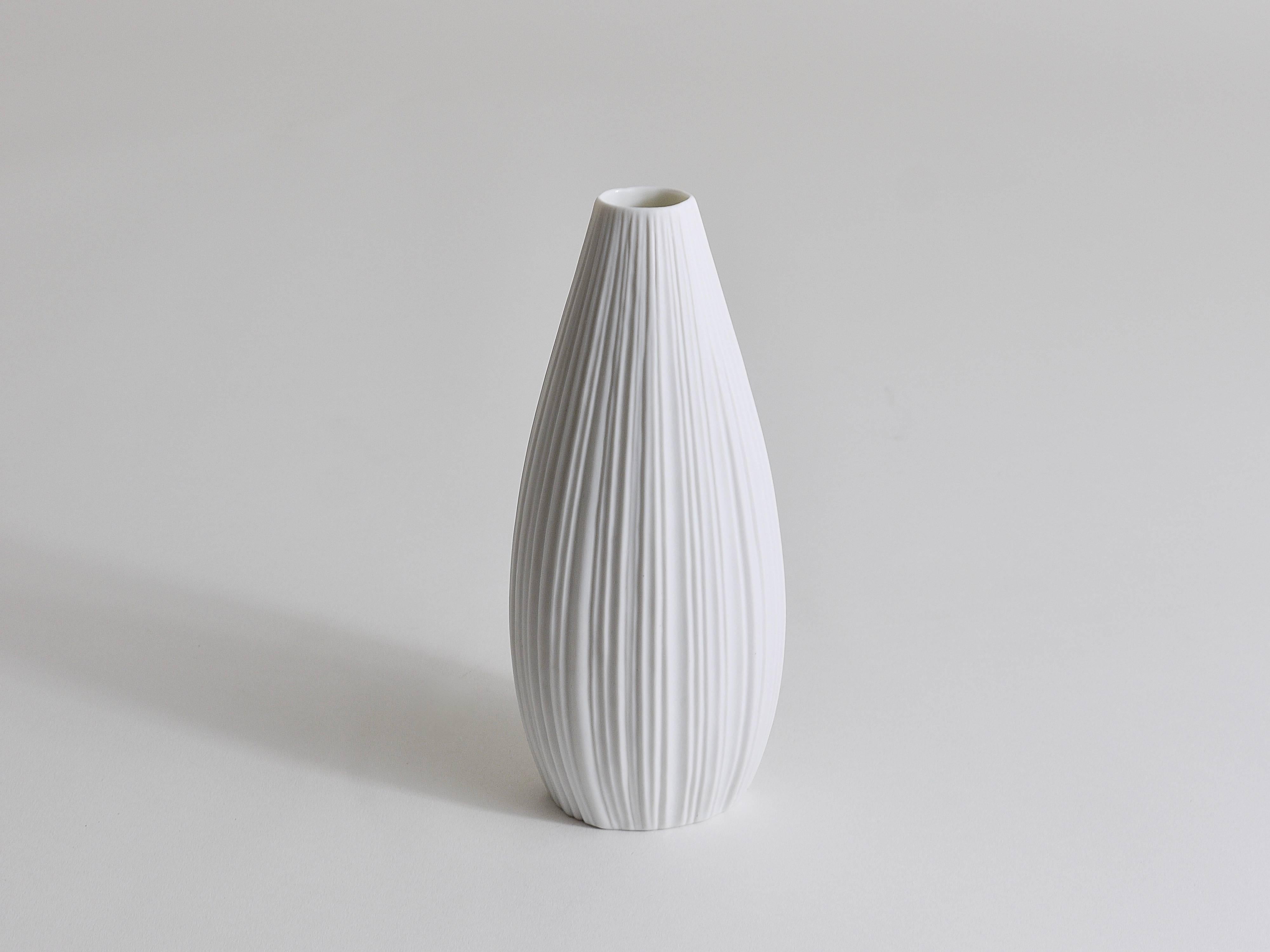 Weiß gestreifte Porzellanvase mit weißem Relief, Martin Freyer, Rosenthal, Deutschland, 1960er Jahre (Moderne der Mitte des Jahrhunderts) im Angebot