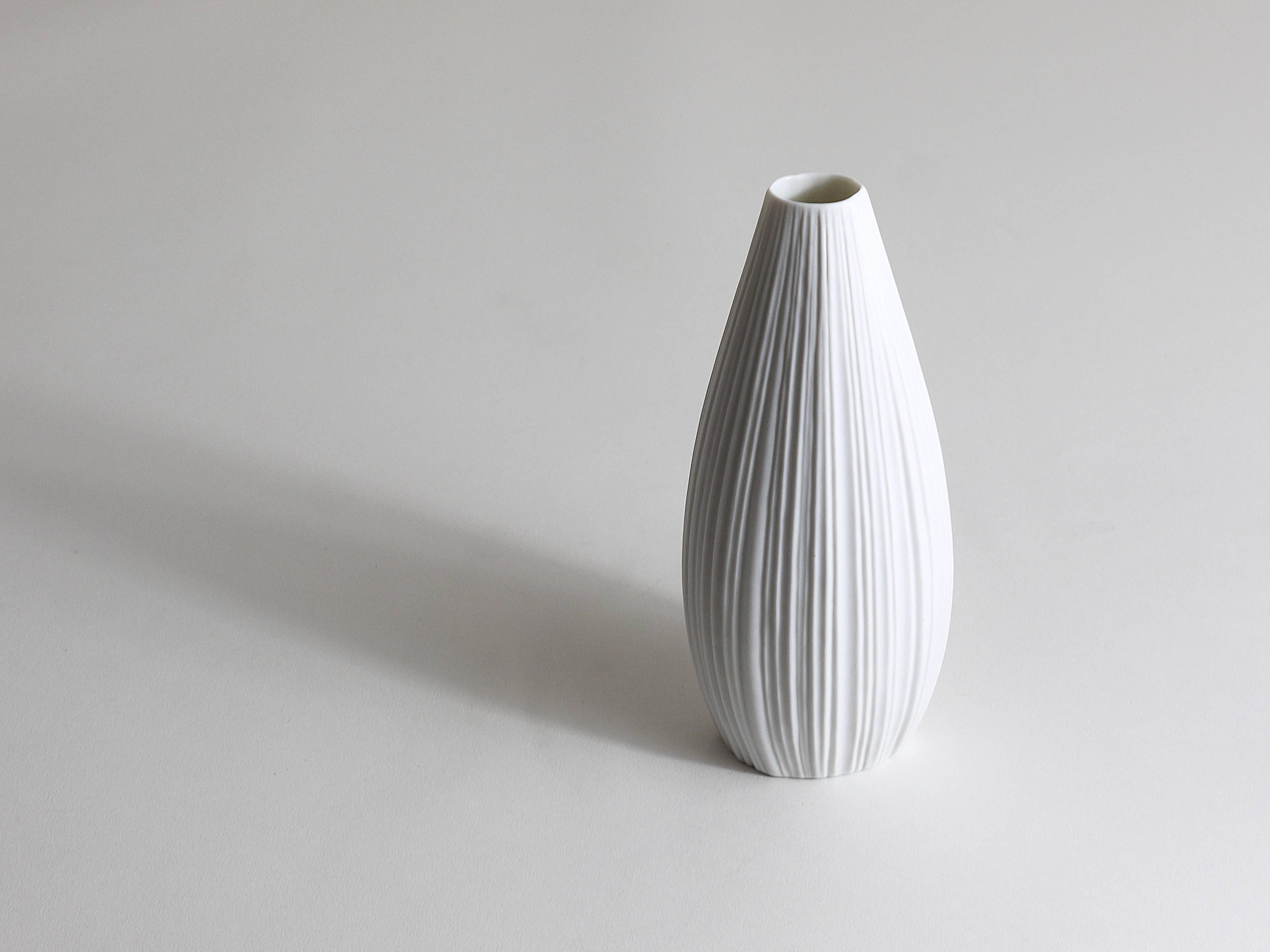 Allemand Vase en porcelaine à rayures en relief blanc, Martin Freyer, Rosenthal, Allemagne, années 1960 en vente