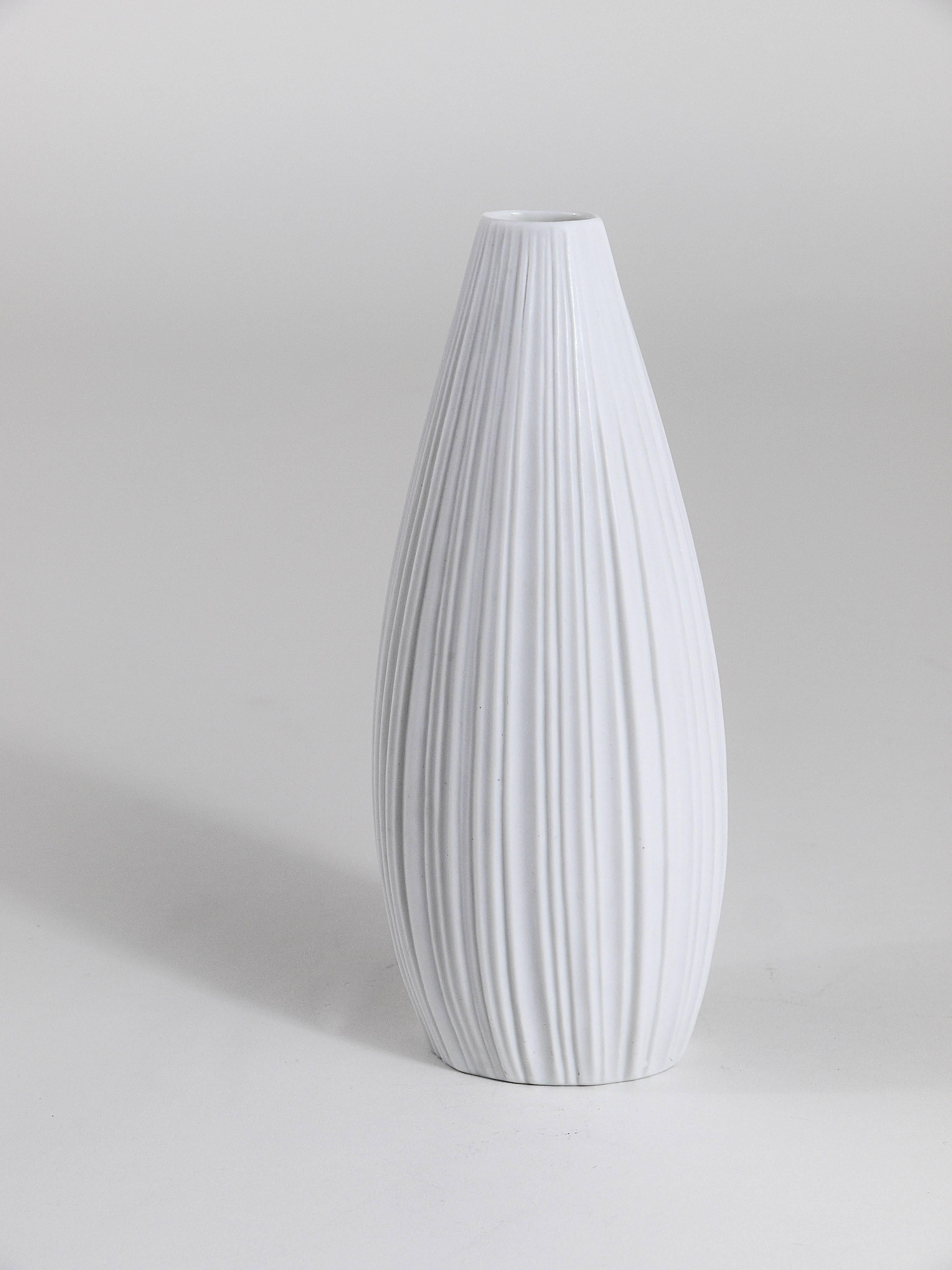 Weiß gestreifte Porzellanvase mit weißem Relief, Martin Freyer, Rosenthal, Deutschland, 1960er Jahre im Angebot 3