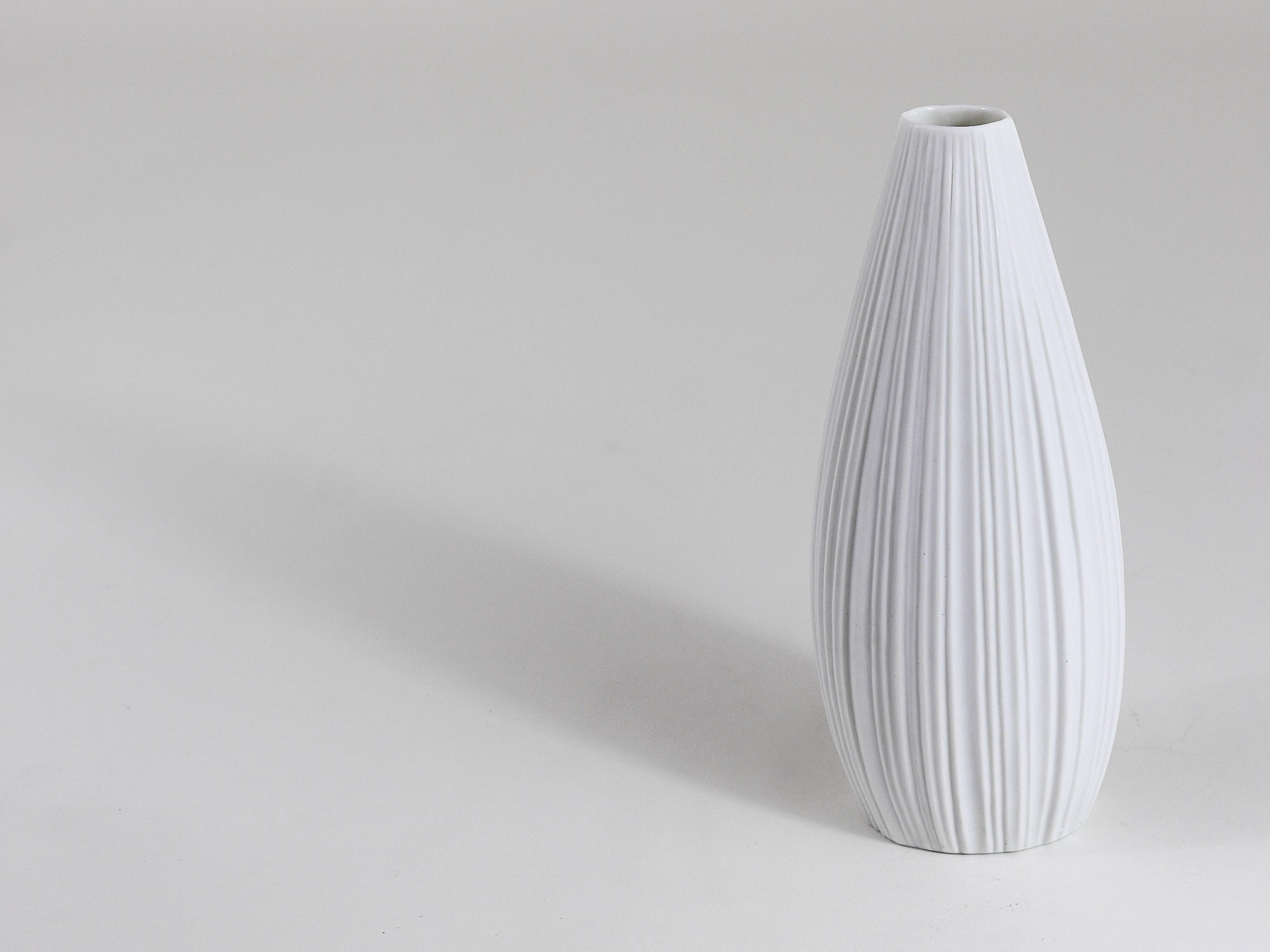 Porcelaine Vase en porcelaine à rayures en relief blanc, Martin Freyer, Rosenthal, Allemagne, années 1960 en vente