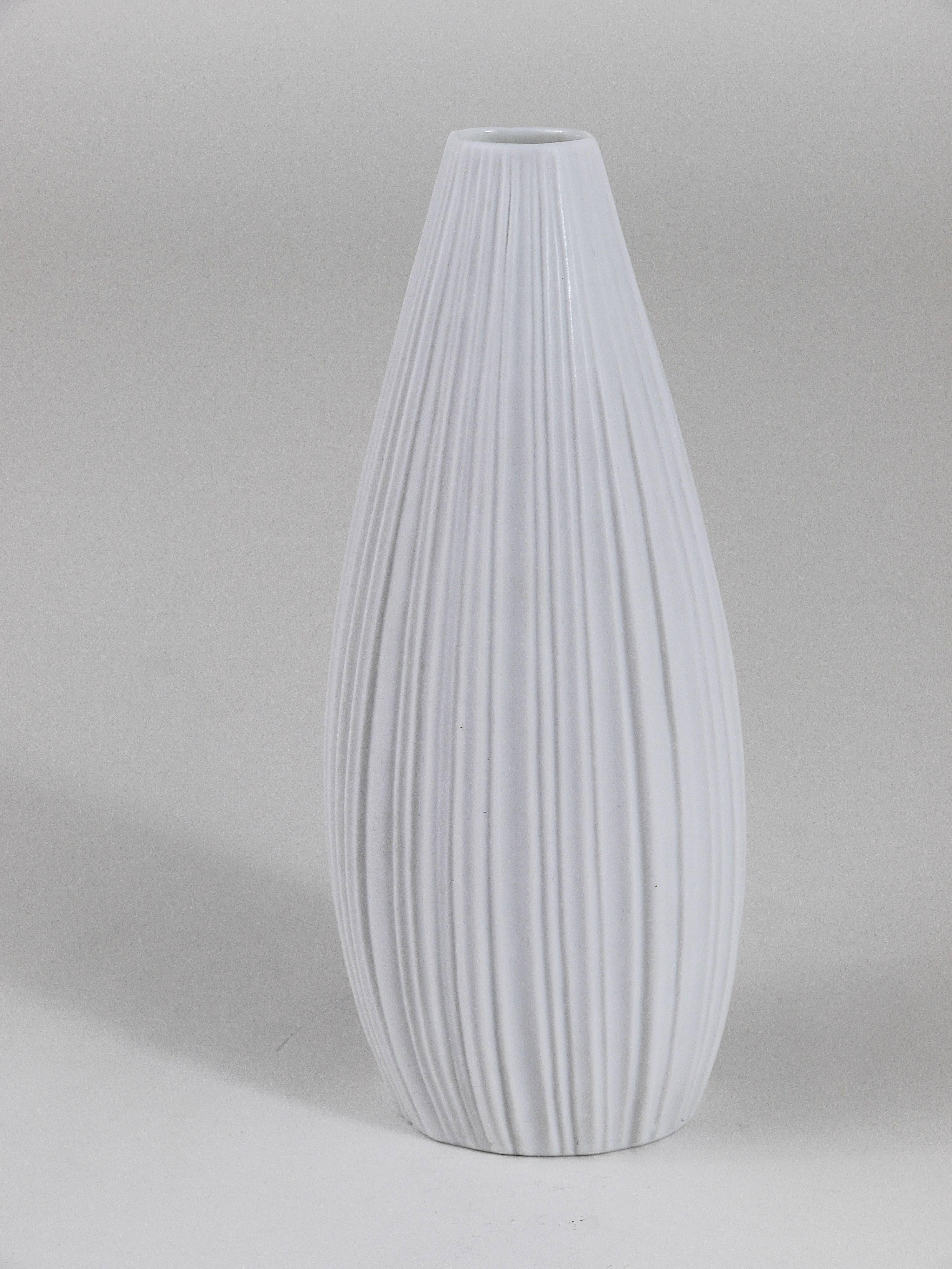 Weiß gestreifte Porzellanvase mit weißem Relief, Martin Freyer, Rosenthal, Deutschland, 1960er Jahre im Angebot 1