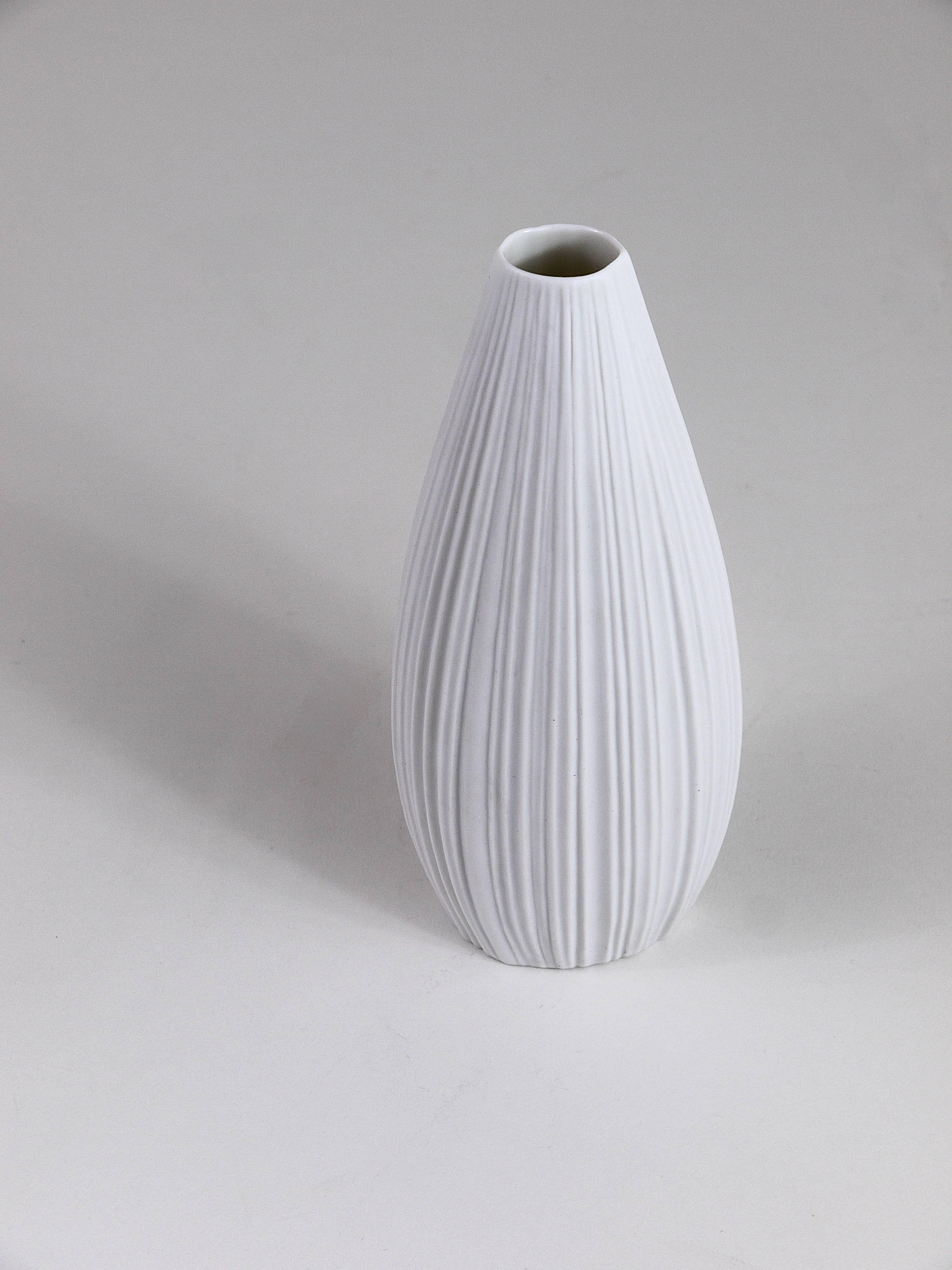 Rosenthal White Relief Striped Porcelain Vase by Martin Freyer, Germany, 1960s For Sale 4
