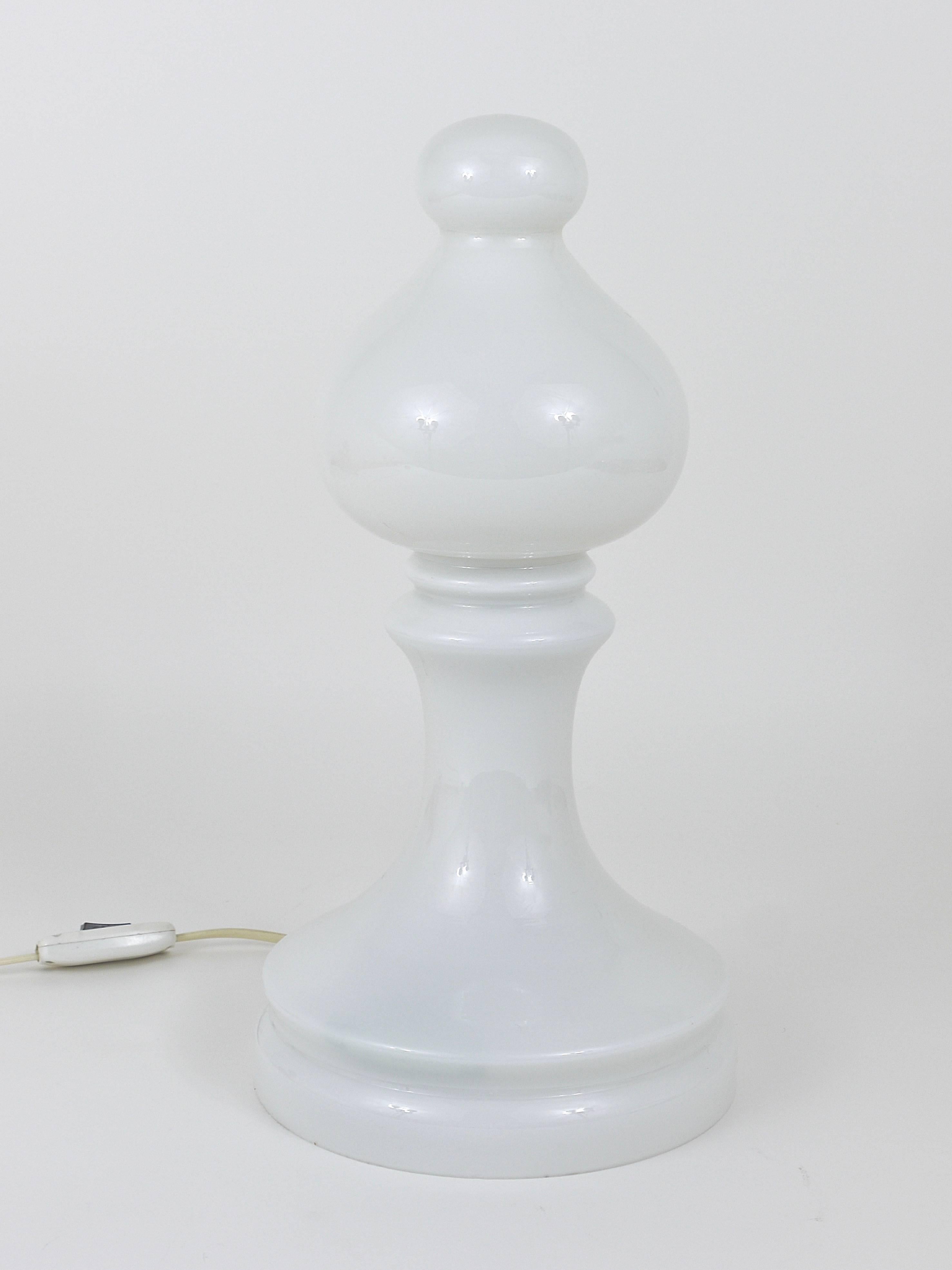 Weiße weiße Bischofs-Schachlampe von Ivan Jakes aus weißem Glas, Tschechoslowakei, 1970er Jahre (20. Jahrhundert) im Angebot
