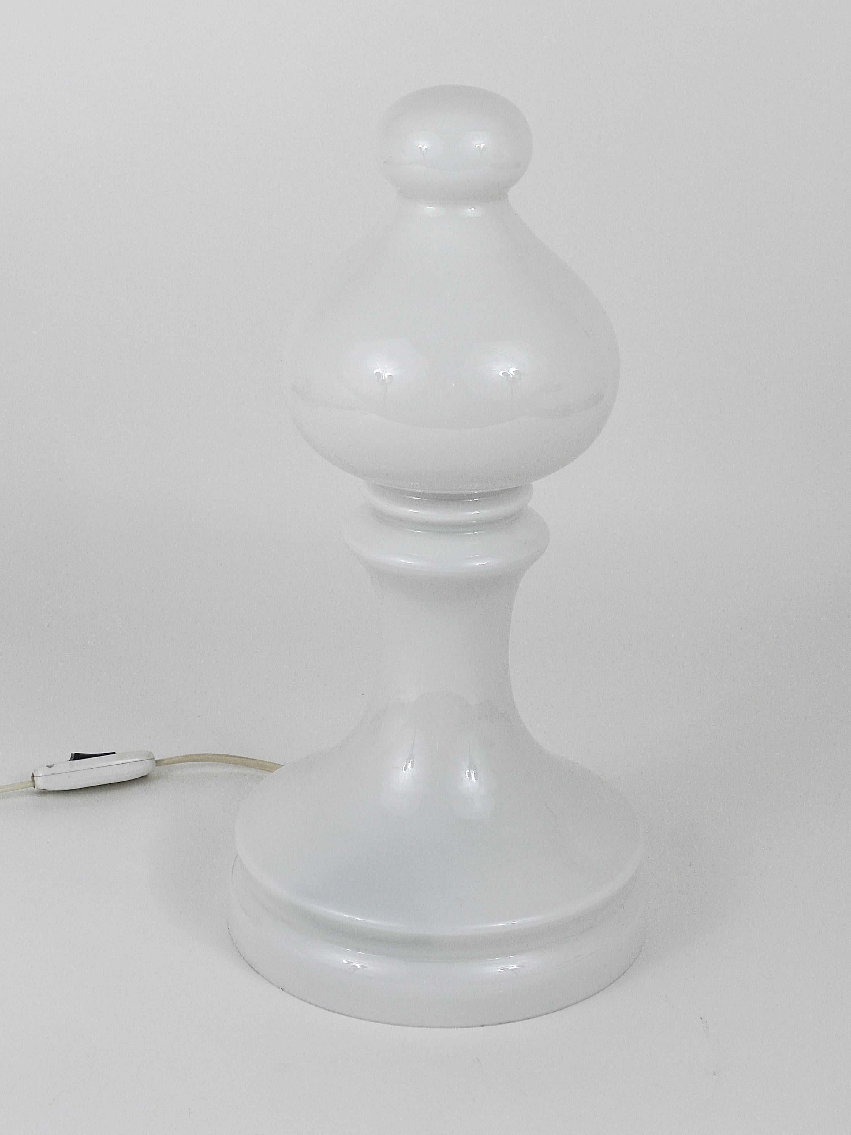 Weiße weiße Bischofs-Schachlampe von Ivan Jakes aus weißem Glas, Tschechoslowakei, 1970er Jahre im Zustand „Gut“ im Angebot in Vienna, AT
