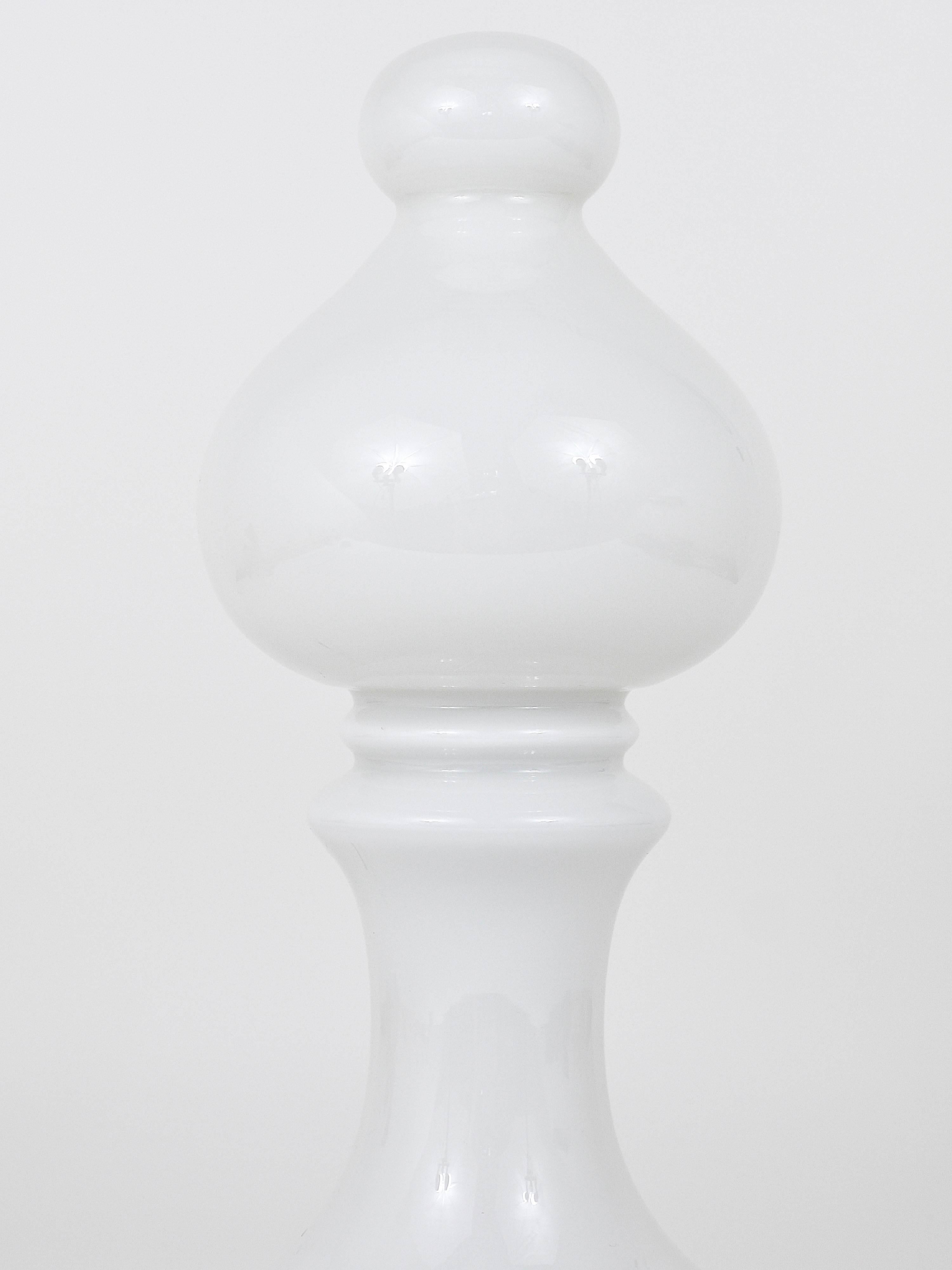 Weiße weiße Bischofs-Schachlampe von Ivan Jakes aus weißem Glas, Tschechoslowakei, 1970er Jahre (Tschechisch) im Angebot