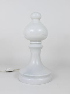 Weiße weiße Bischofs-Schachlampe von Ivan Jakes aus weißem Glas, Tschechoslowakei, 1970er Jahre