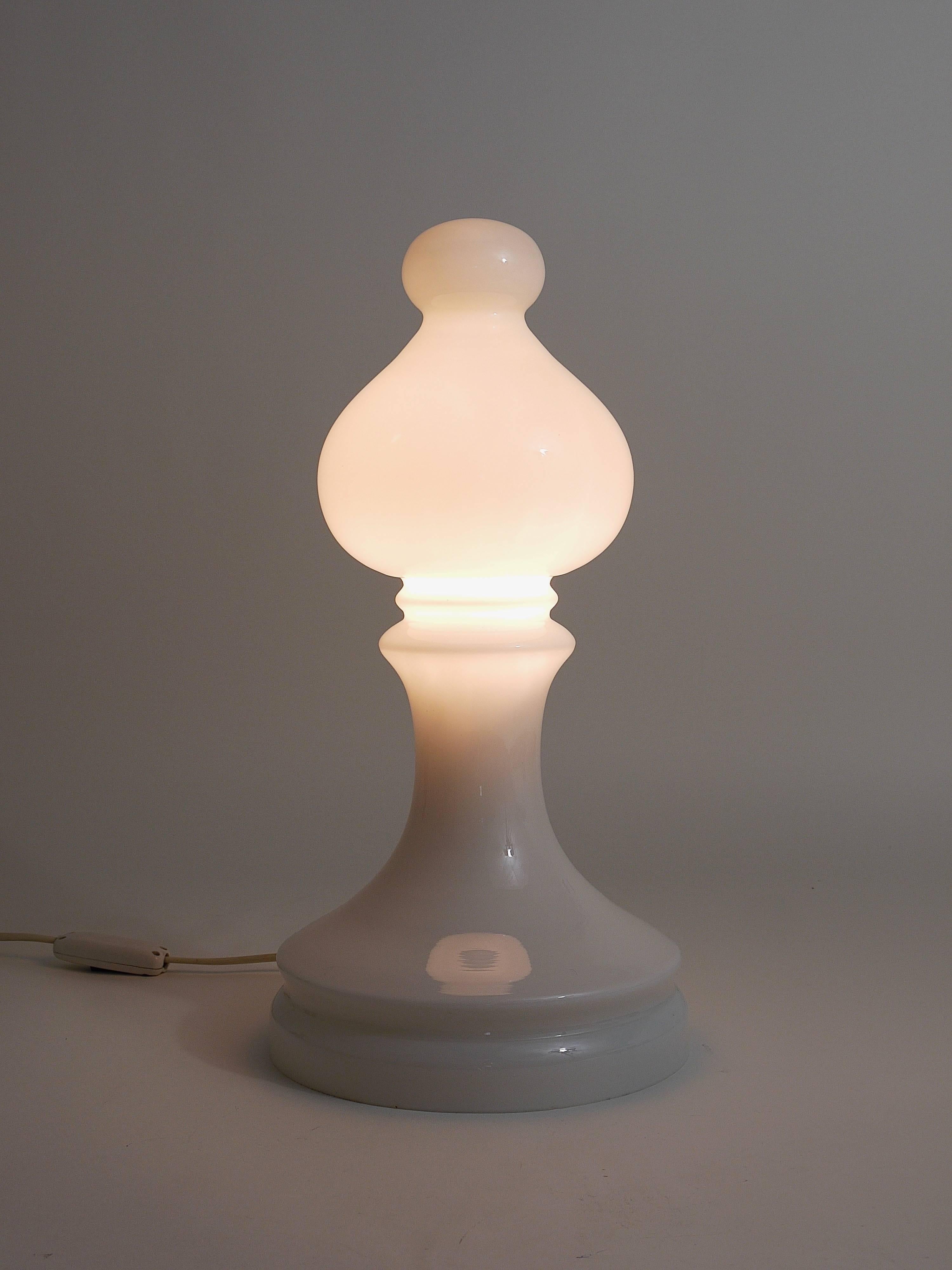 Weiße weiße Bischofs-Schachlampe von Ivan Jakes aus weißem Glas, Tschechoslowakei, 1970er Jahre im Angebot 2