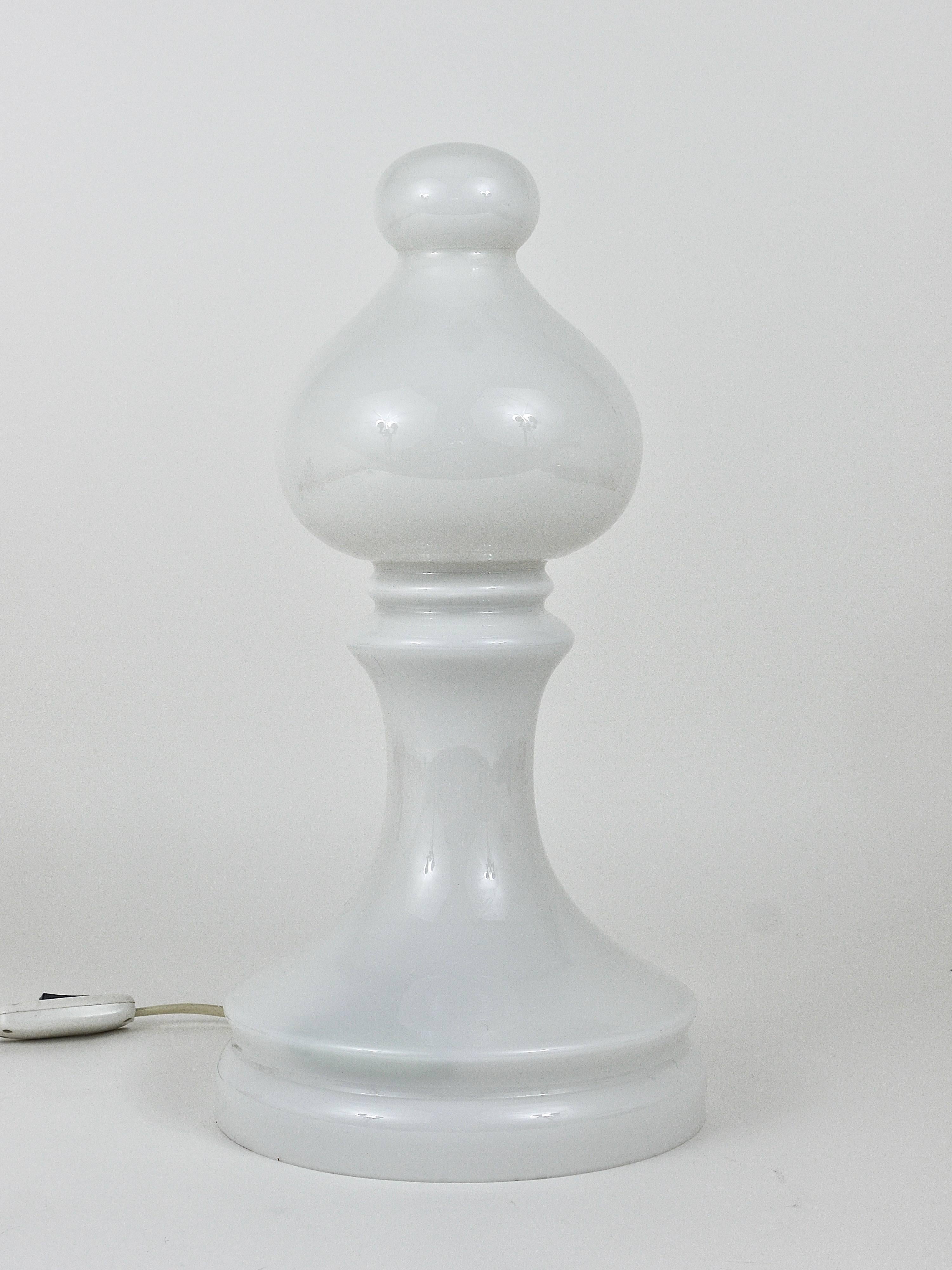 Weiße weiße Bischofs-Schachlampe von Ivan Jakes aus weißem Glas, Tschechoslowakei, 1970er Jahre im Angebot 1