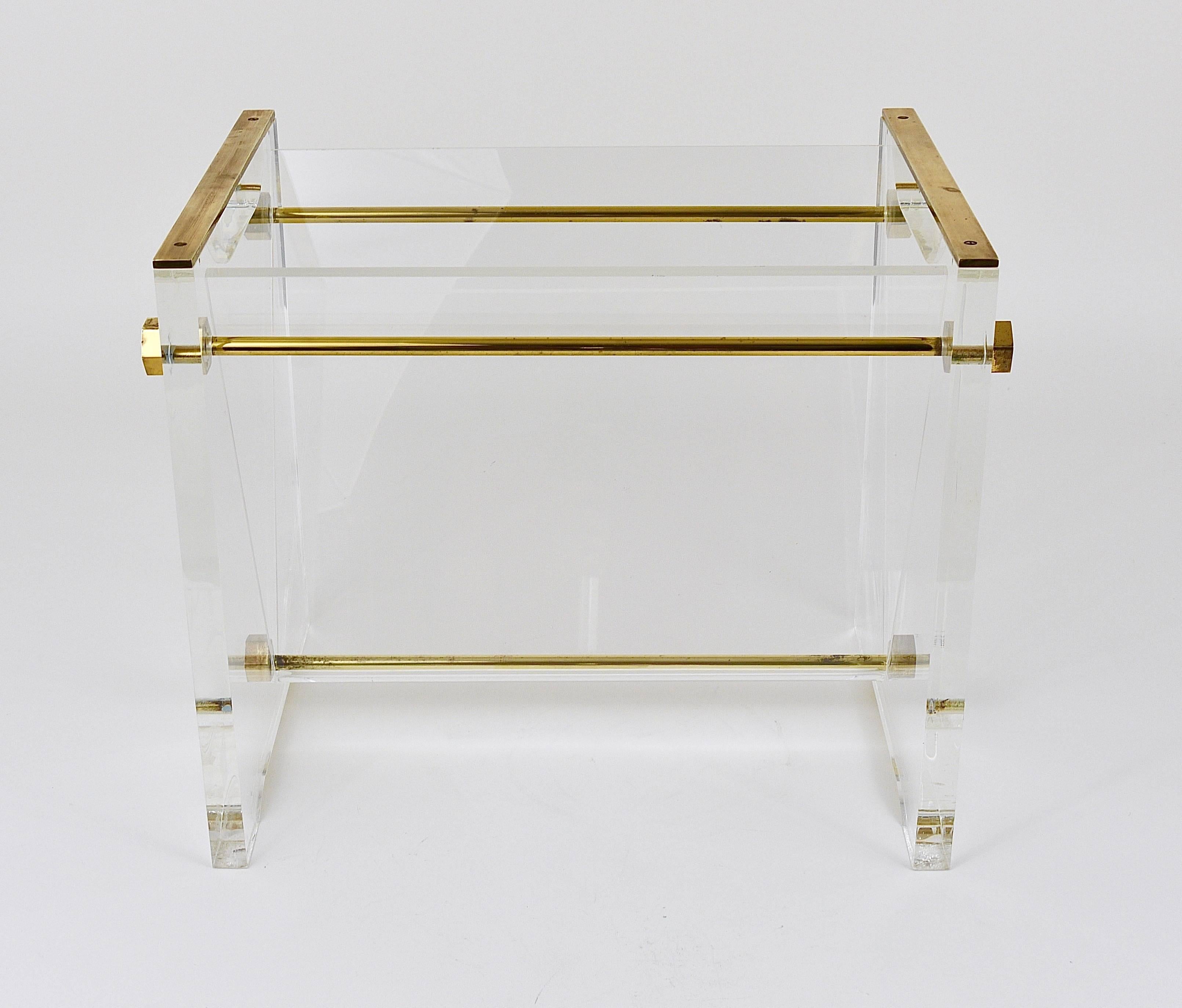 Solid Lucite and Brass Hollywood Regency News Rack Magazine Stand, Italy, 1970s 2