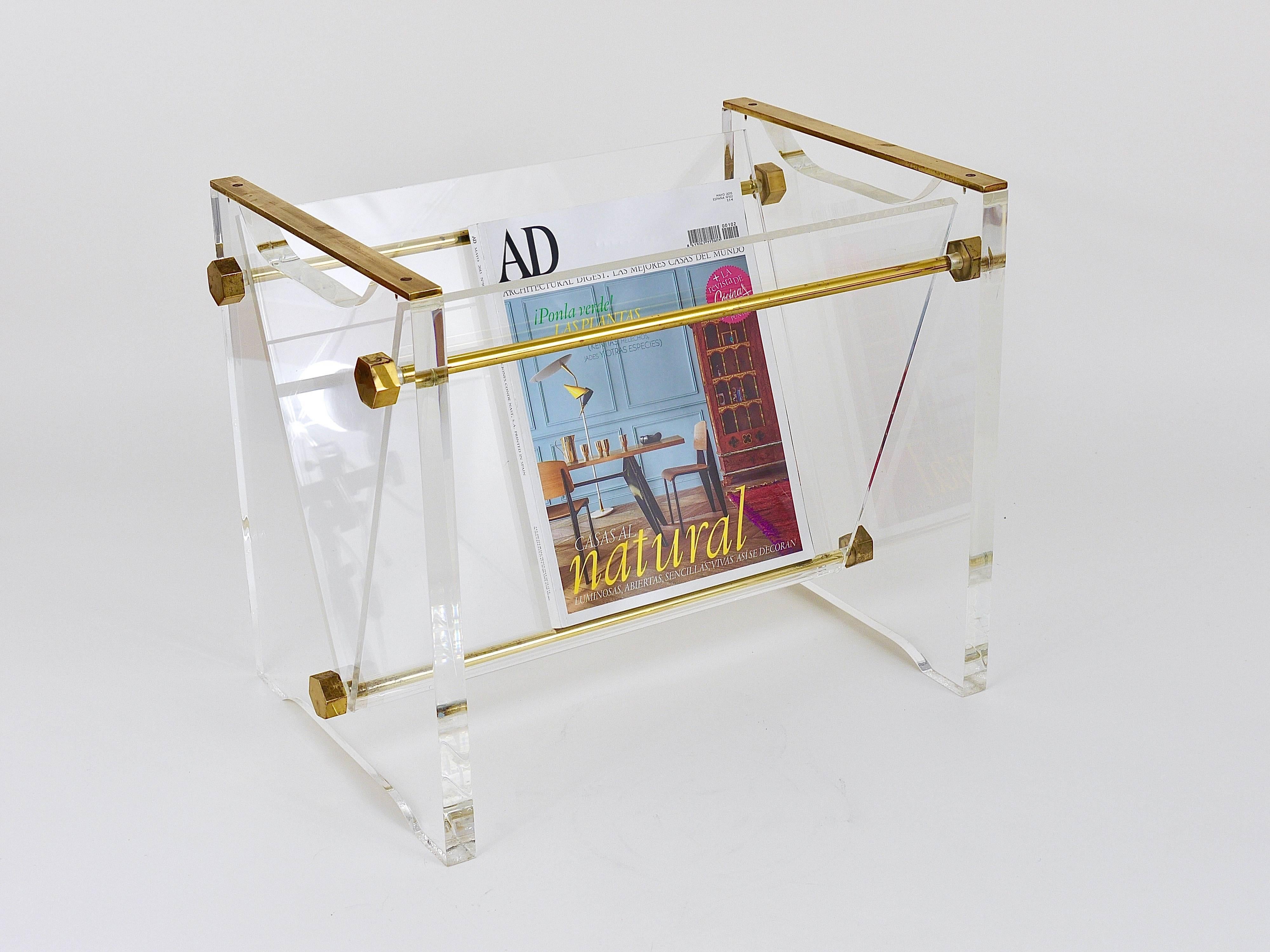 A beautiful and solid Italian midcentury magazine holder from the 1970s, made of clear perspex / plexiglass and brass. In very good condition with nice patina on the brass pieces.